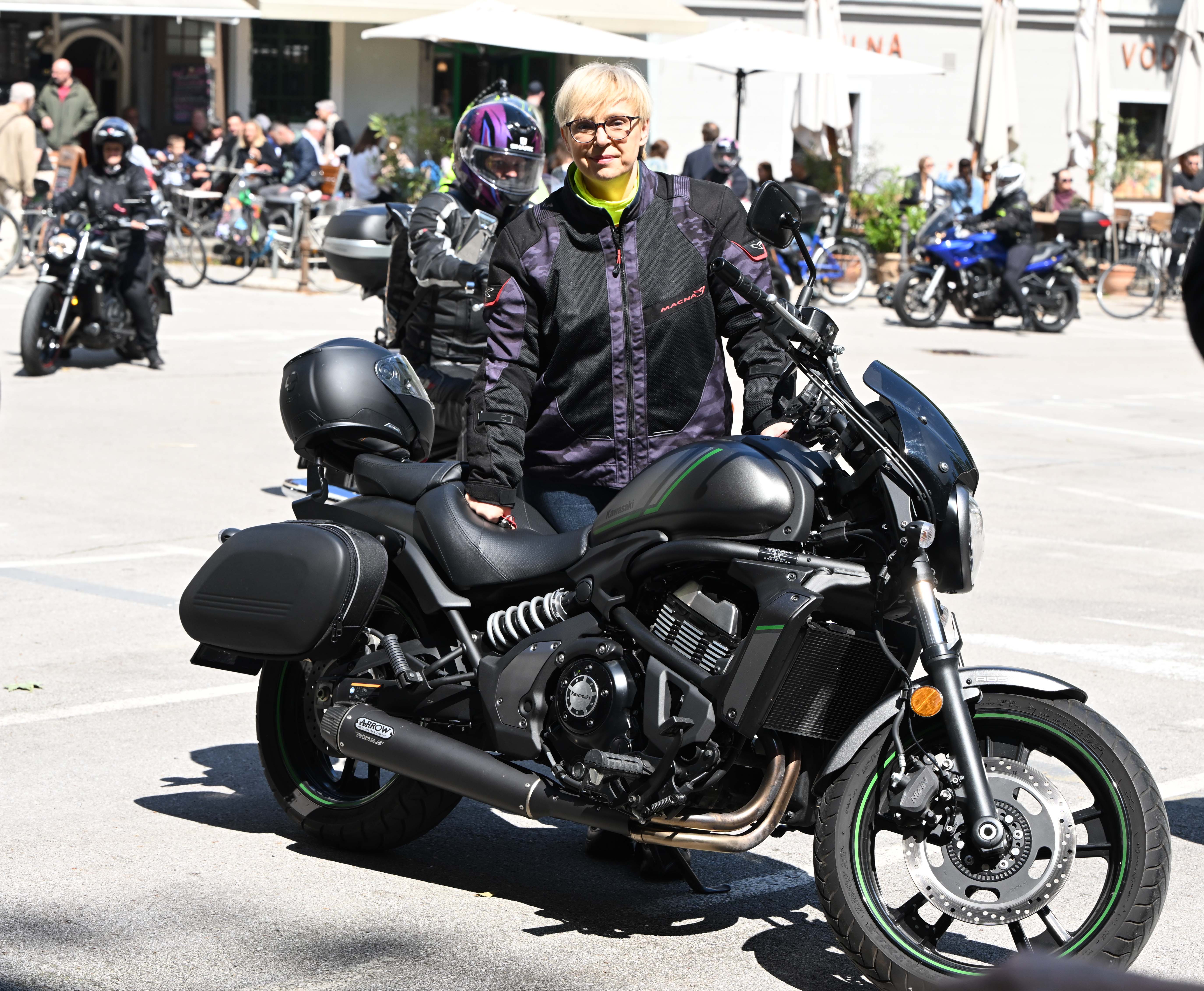 Predsednica Nataša Pirc Musar na motorju