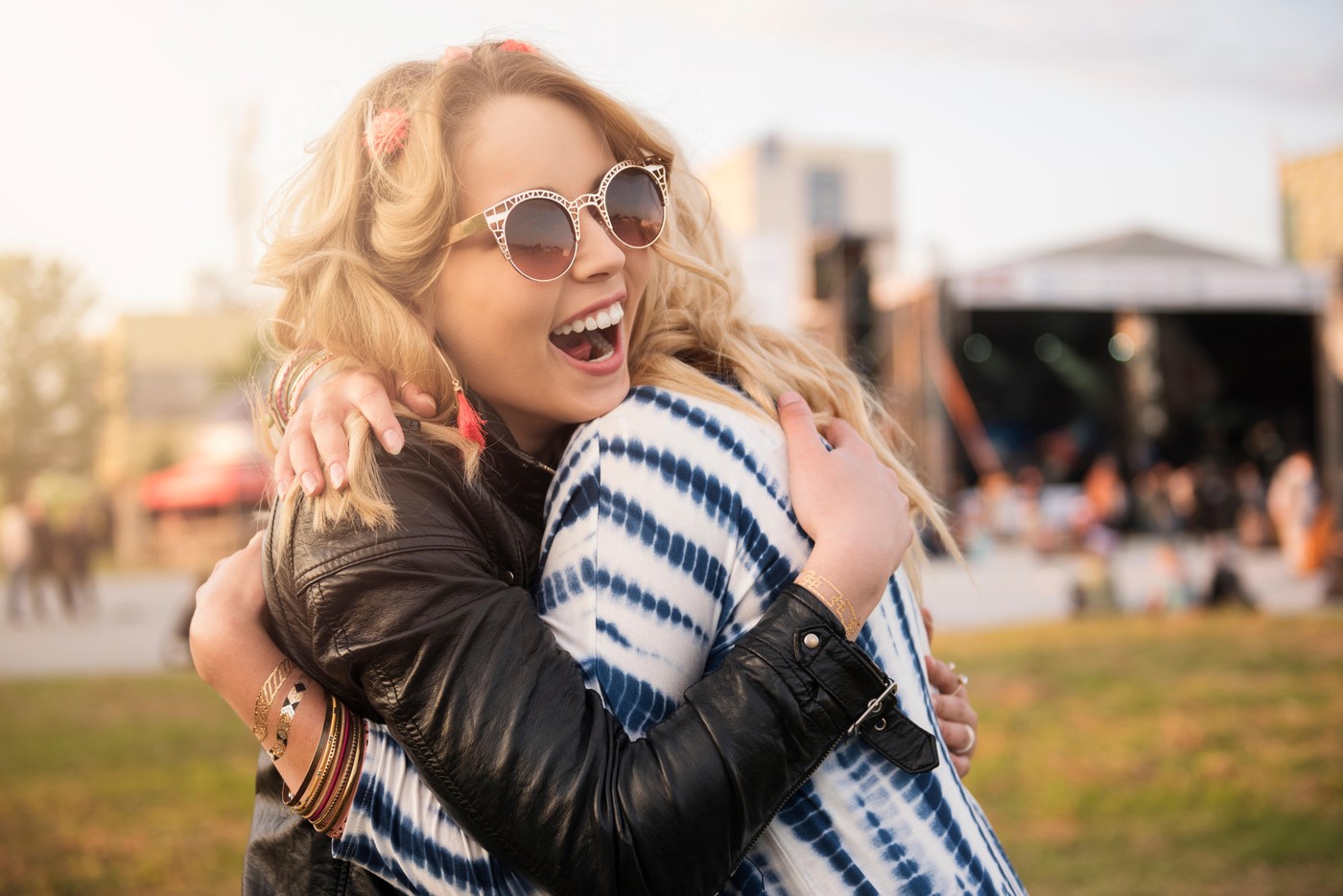 Nasmejana ženska v objemu prijateljice