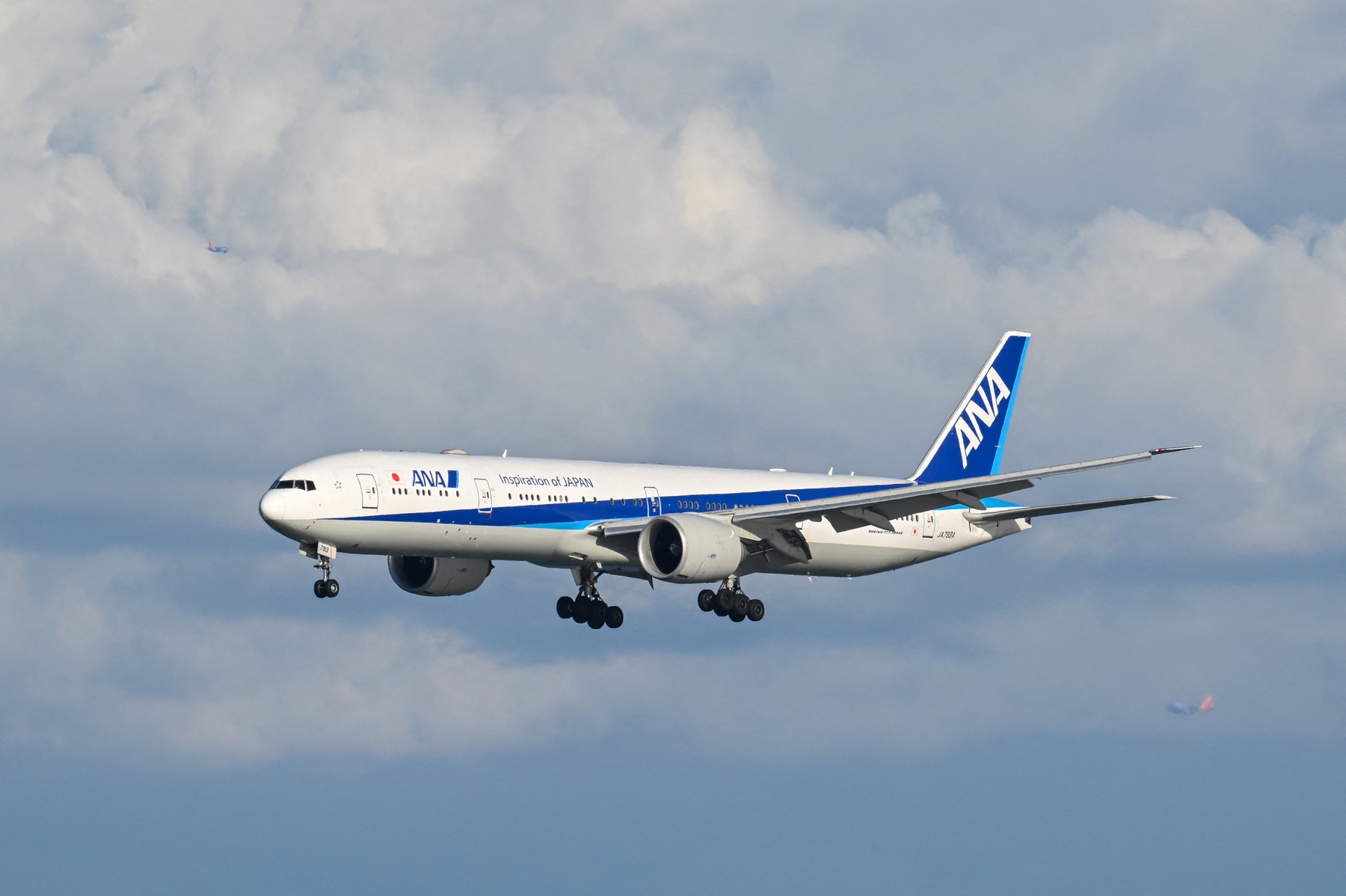 Letalo All Nippon Airways visoko v zraku.