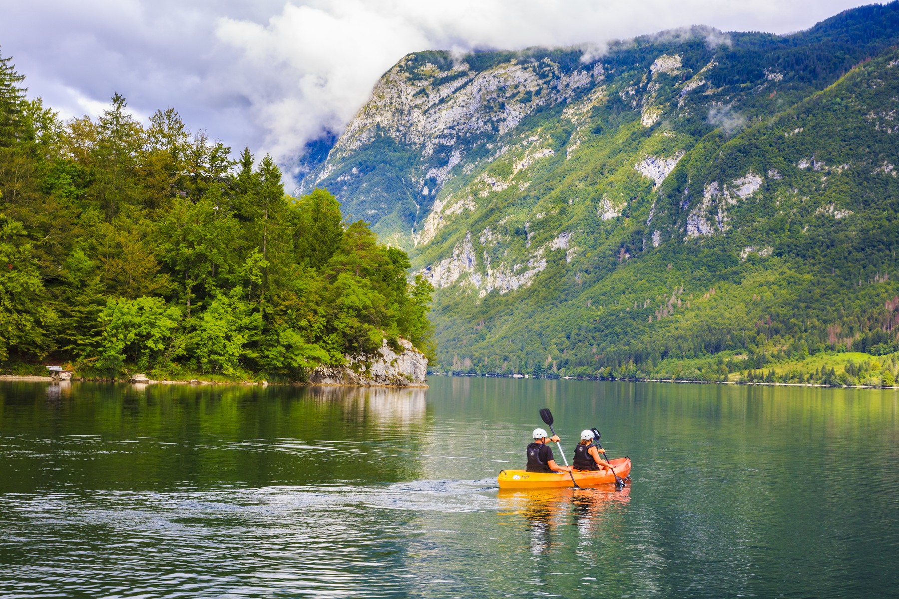 Kanuista v Bohinjskem jezeru