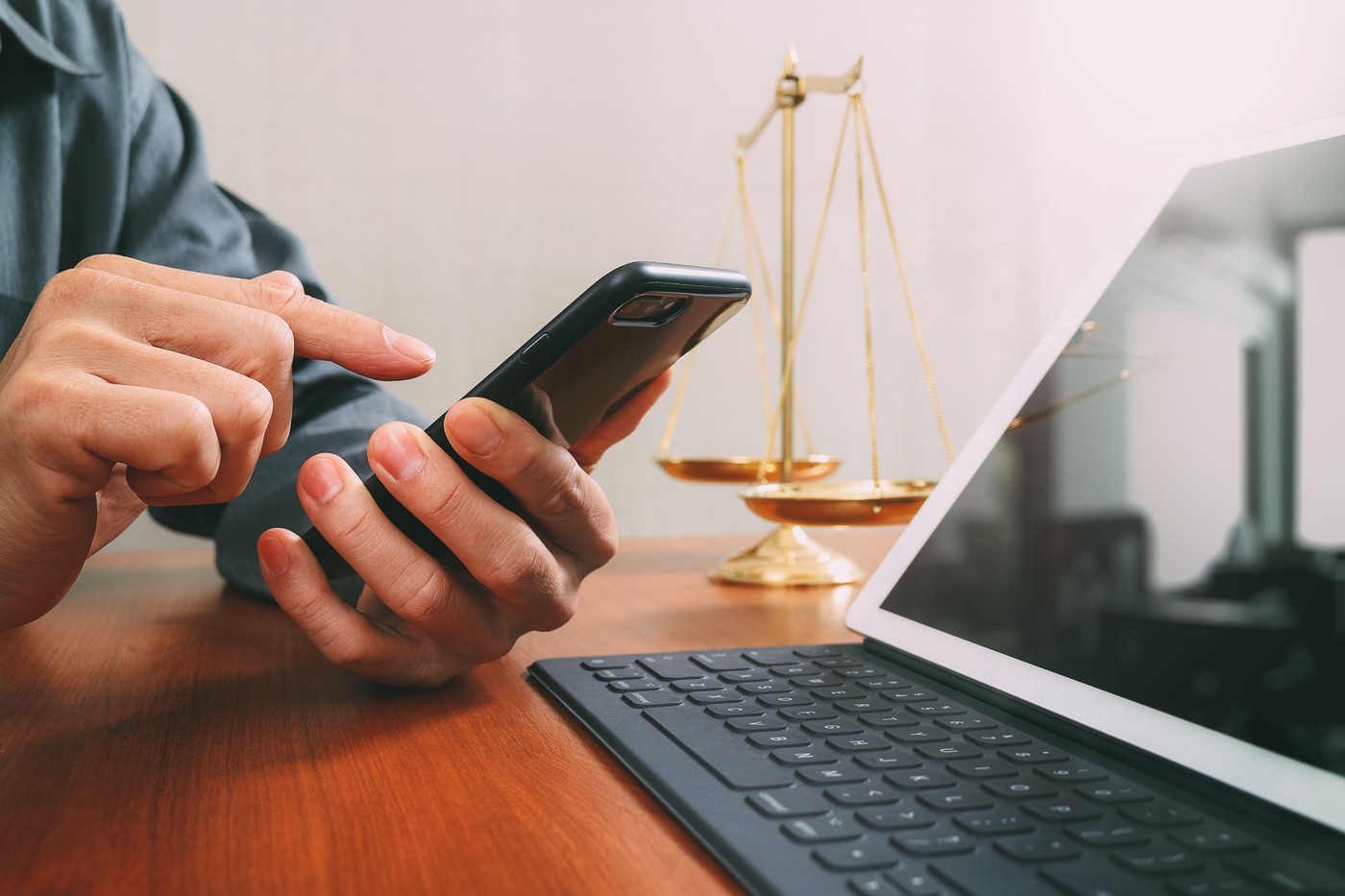 Pravnik s telefonom v roki