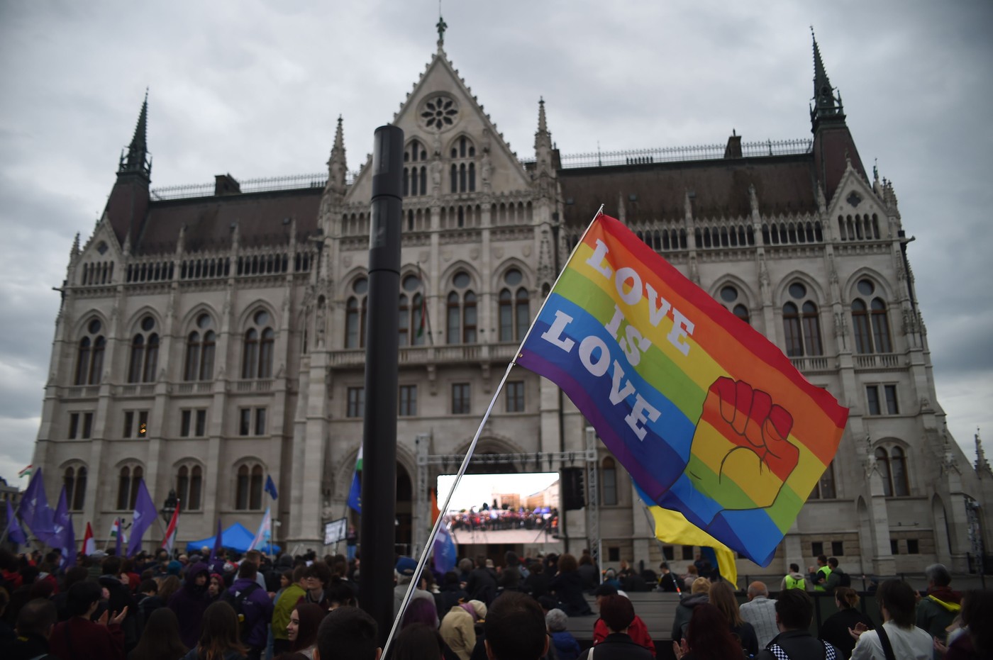 Protest na Madžarskem proti spremembi zakonodaje o LGBTIQ+