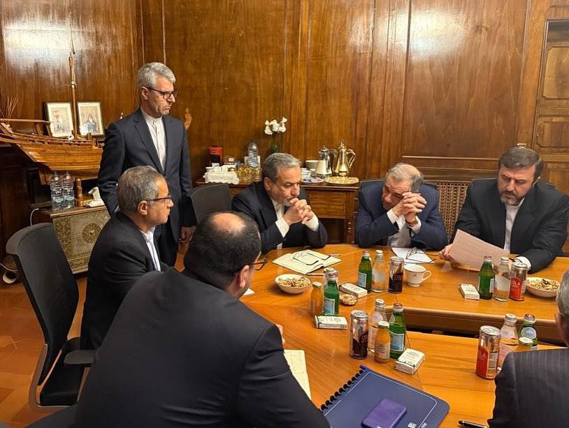 Predstavniki Irana in ZDA med drugim krogom jedrskih pogajanj v Rimu.