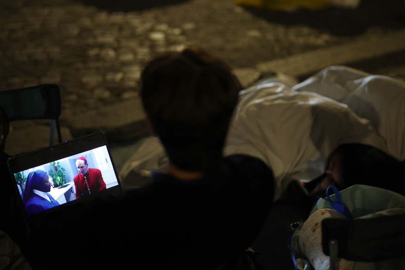 oseba gleda film Konklave