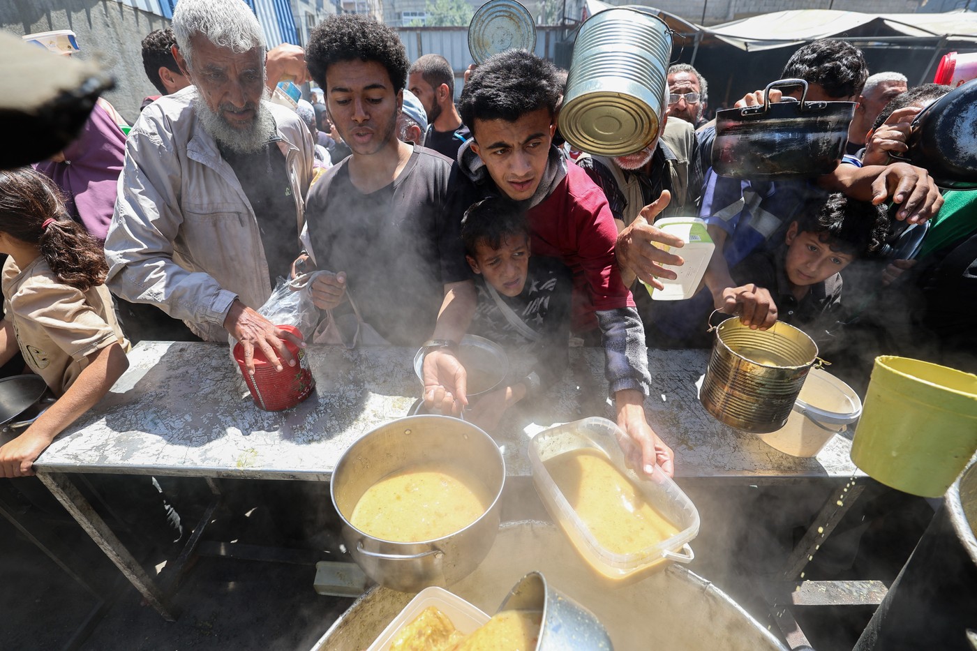 Palestinci v Gazi čakajo na hrano