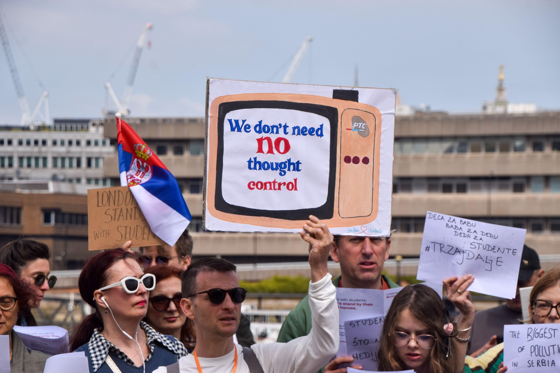 Protest srbske diaspore v Londonu