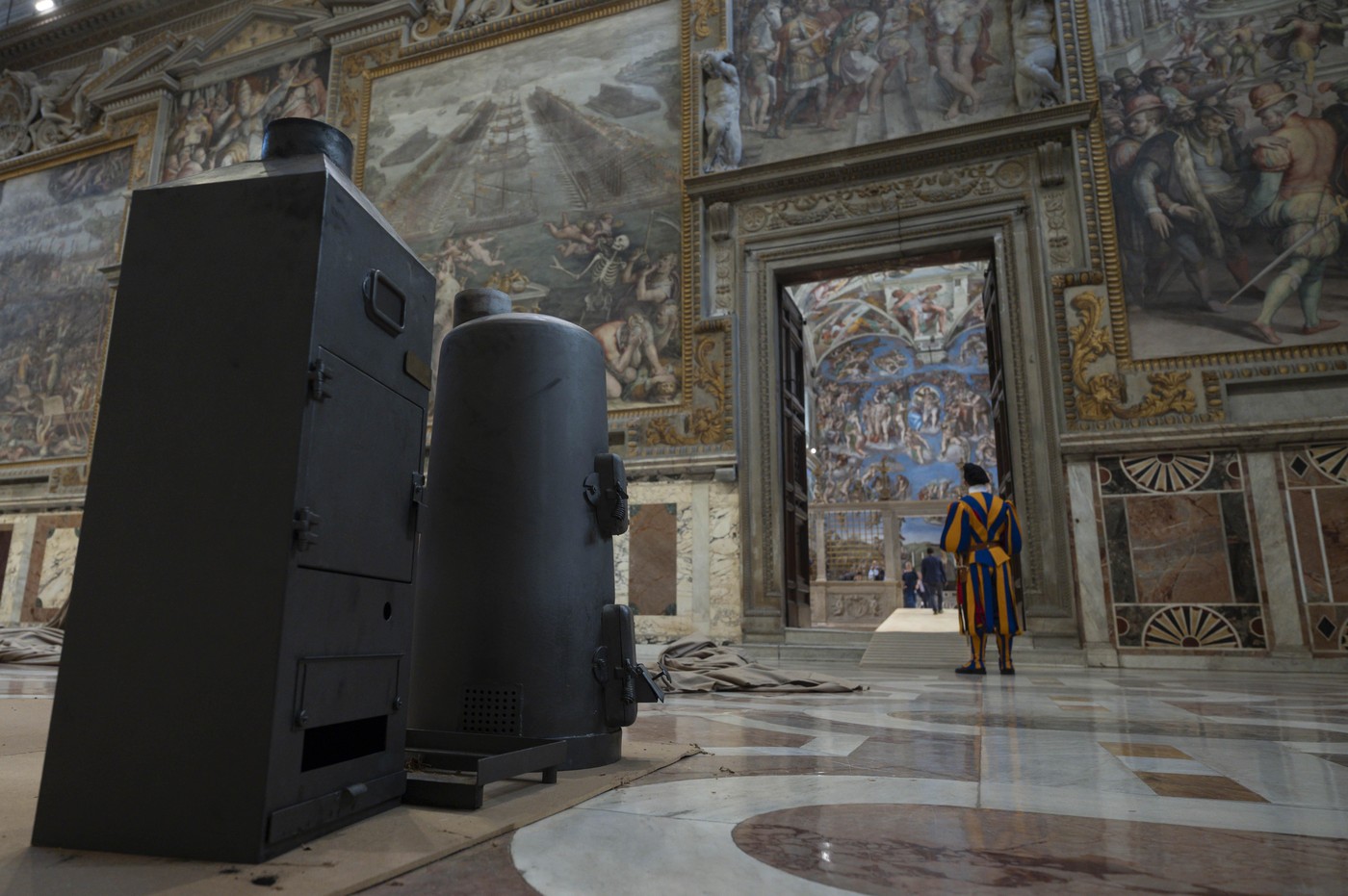 Peč v Sikstinski kapeli, v kateri bodo sežigali glasovnice