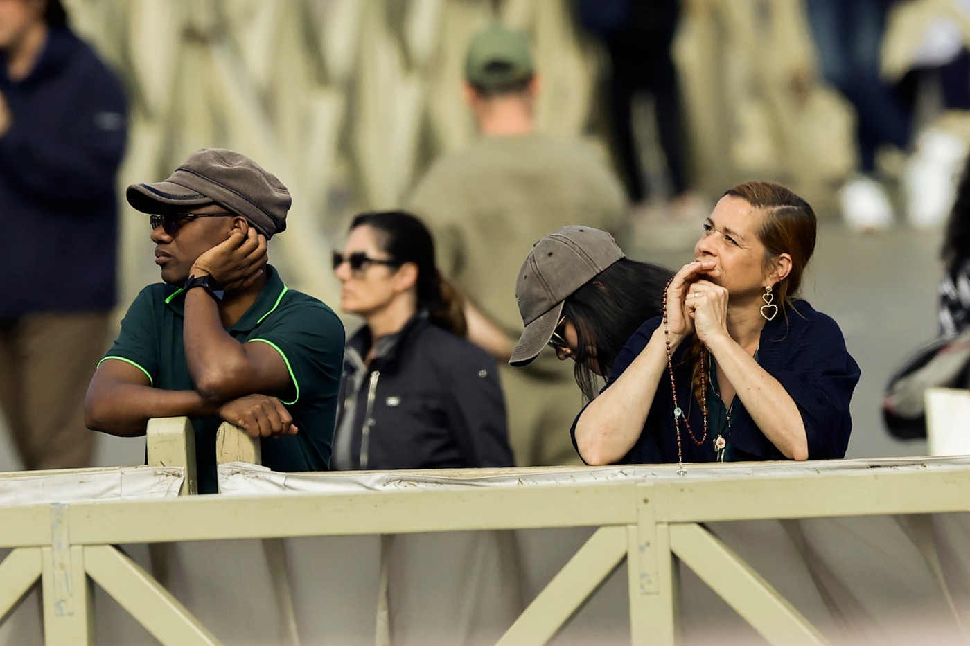 ljudje opazujejo dimnik v vatikanu