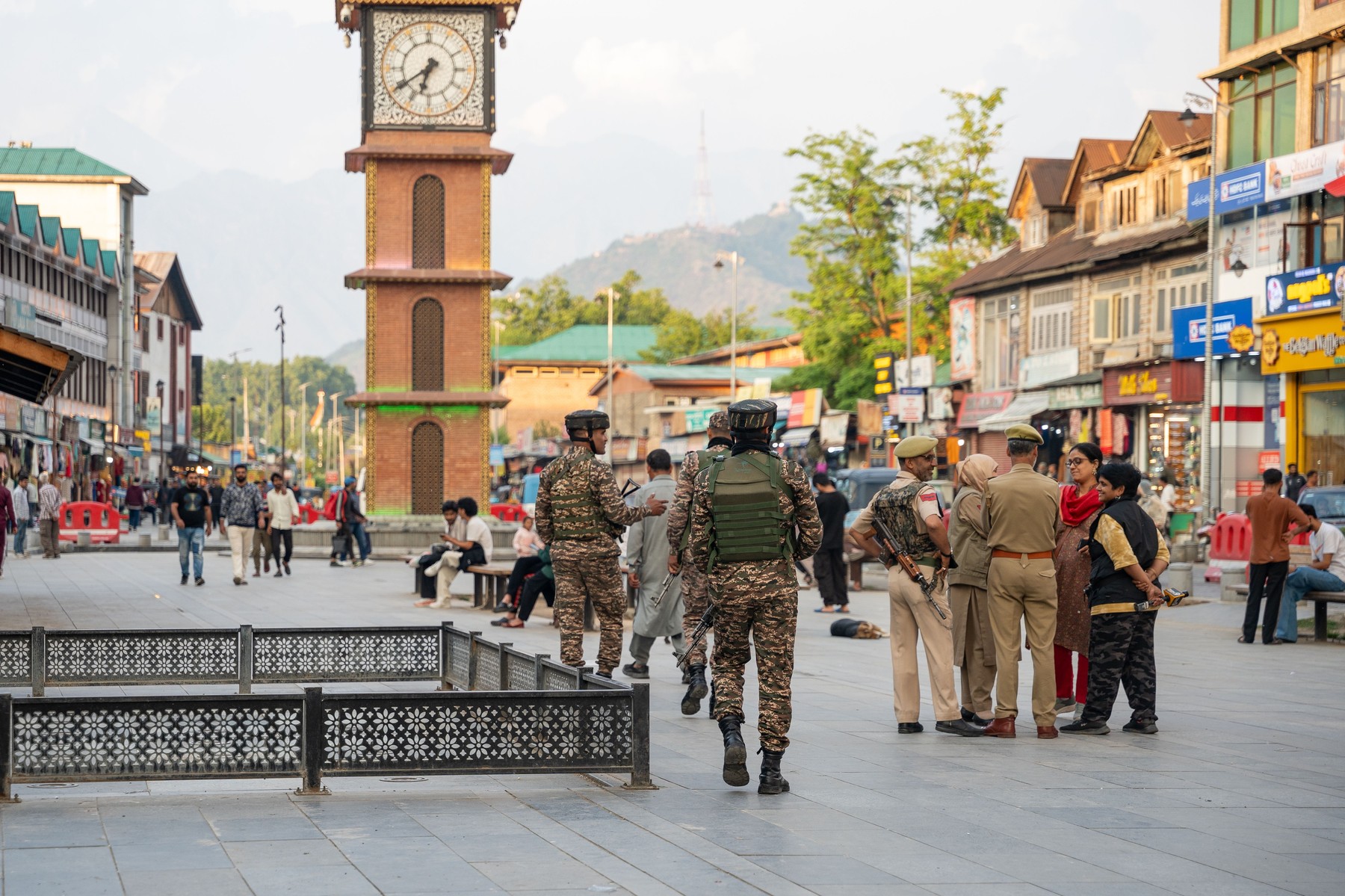 Indijske sile patruljirajo po mestu