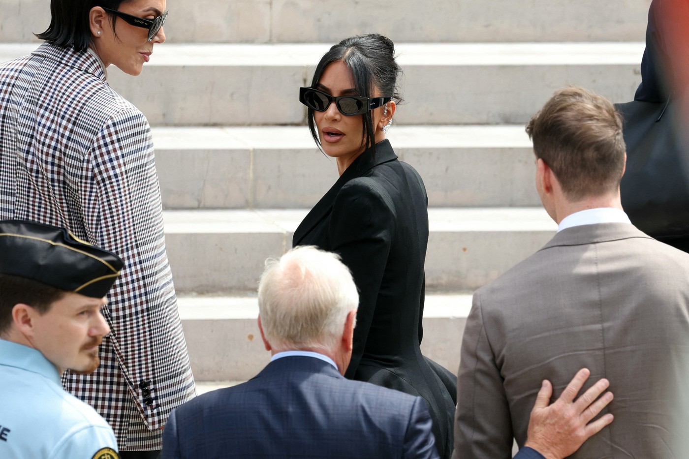 Kim Kardashian na sojenju svojim roparjem v Parizu