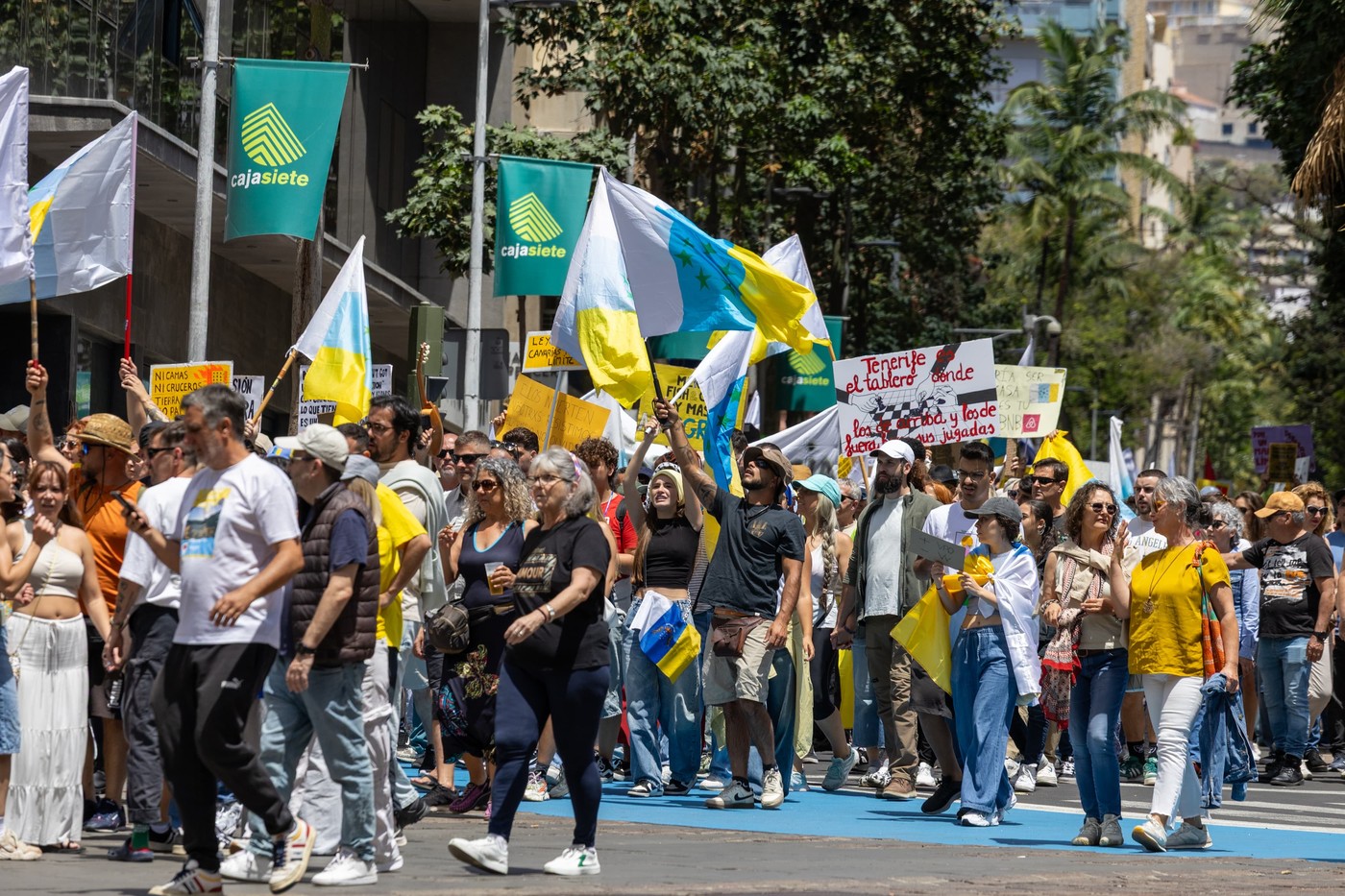 Protesti na Tenerifu proti množičnemu turizmu na Kanarskih otokih