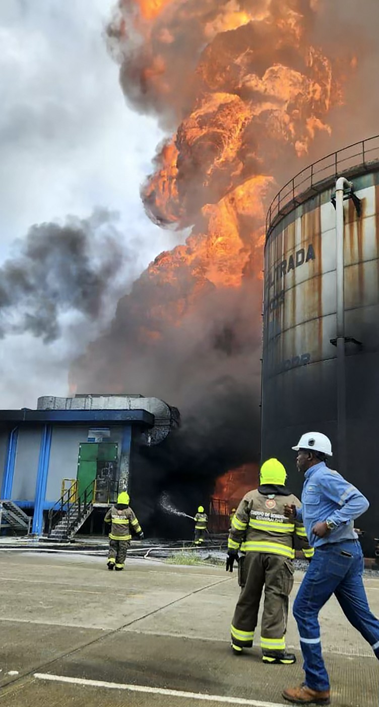 Požar v ekvadorski rafineriji nafte