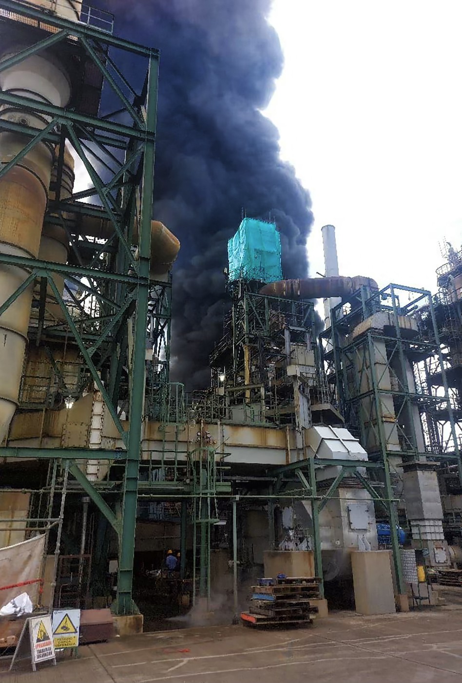 Požar v ekvadorski rafineriji nafte