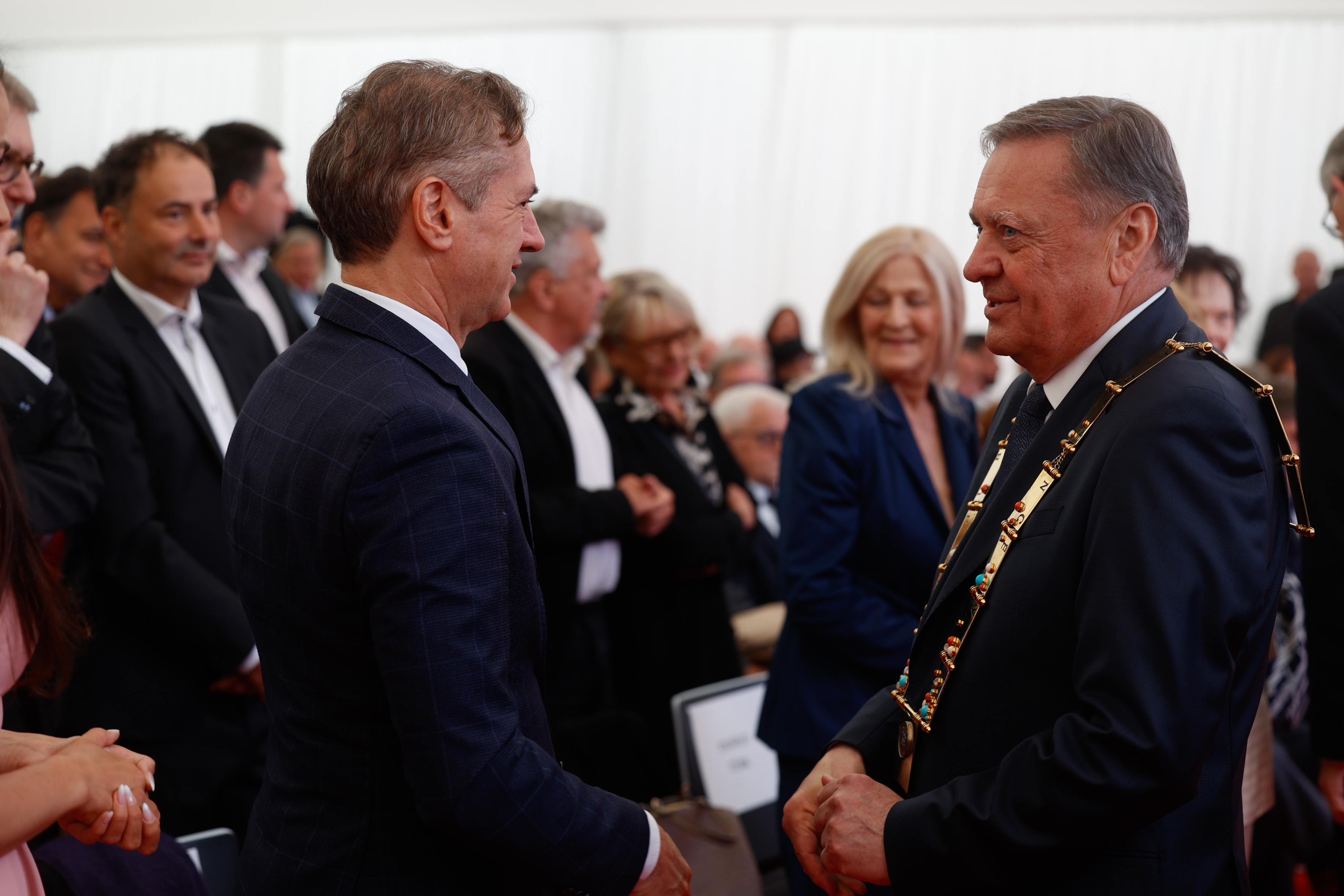 zoran janković in robert golob na slavnostni seji mestnega sveta mol