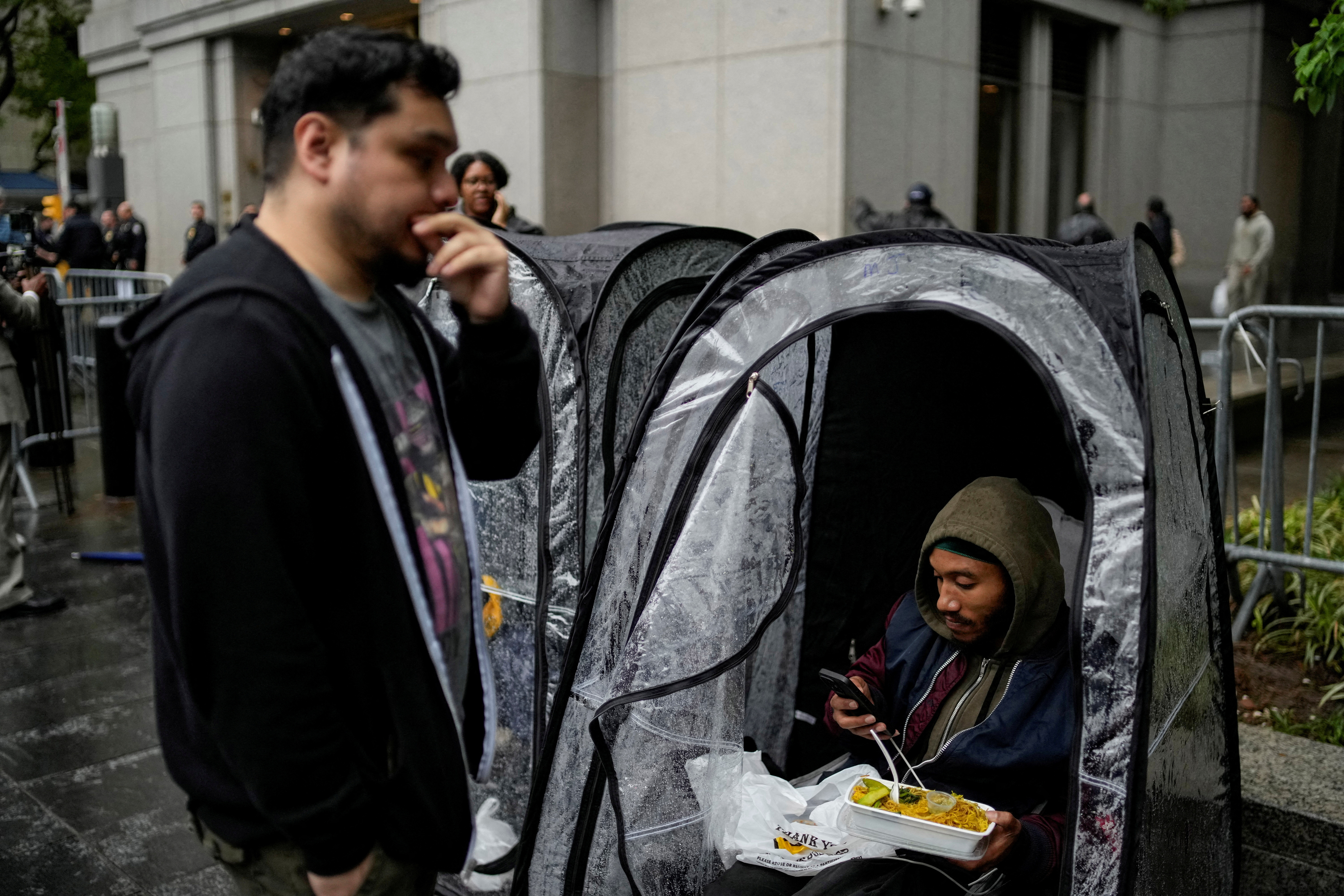 Ljudje spijo v šotorih pred sodiščem v New Yorku