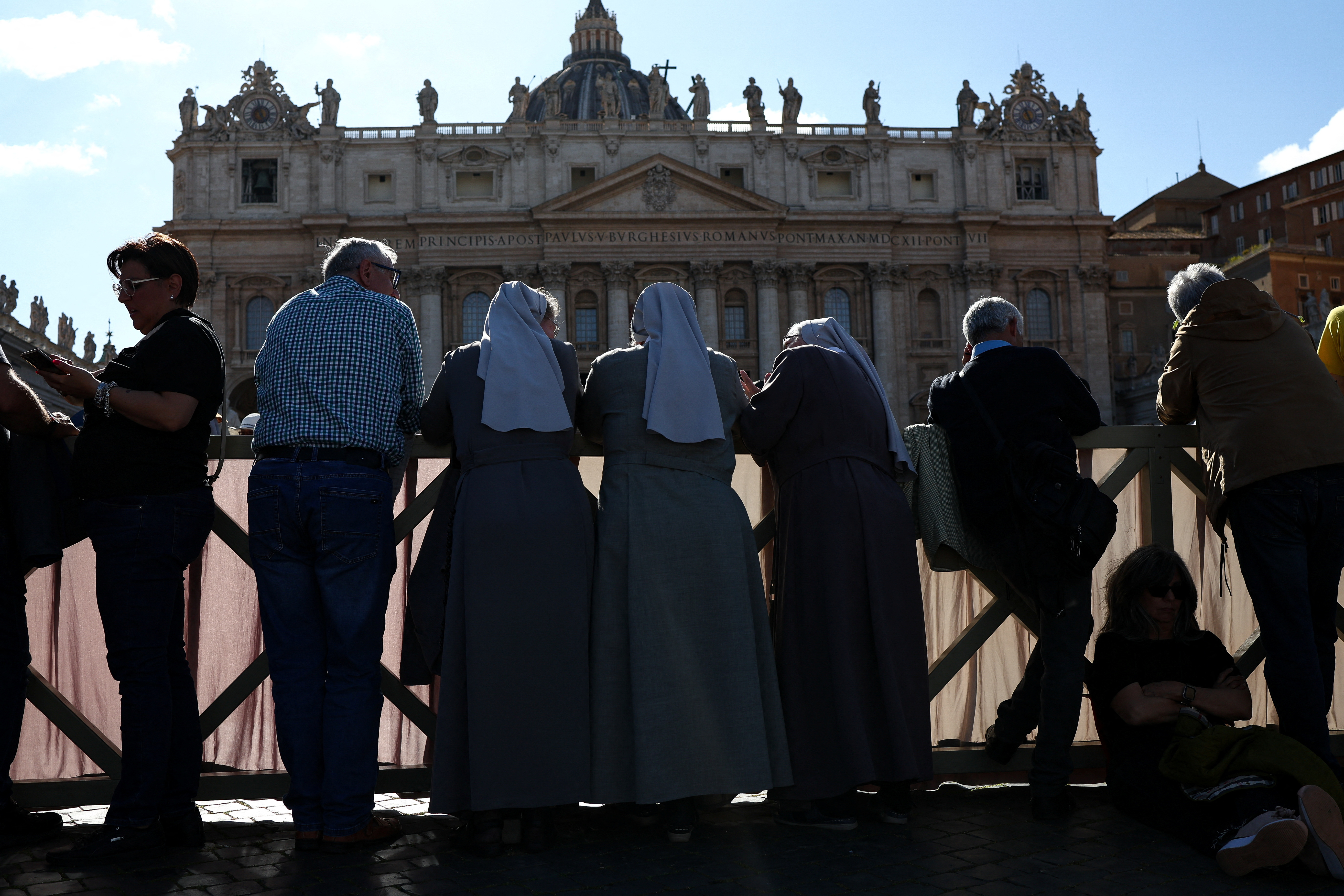 Nune in verniki čakajo na izvolitev papeža.