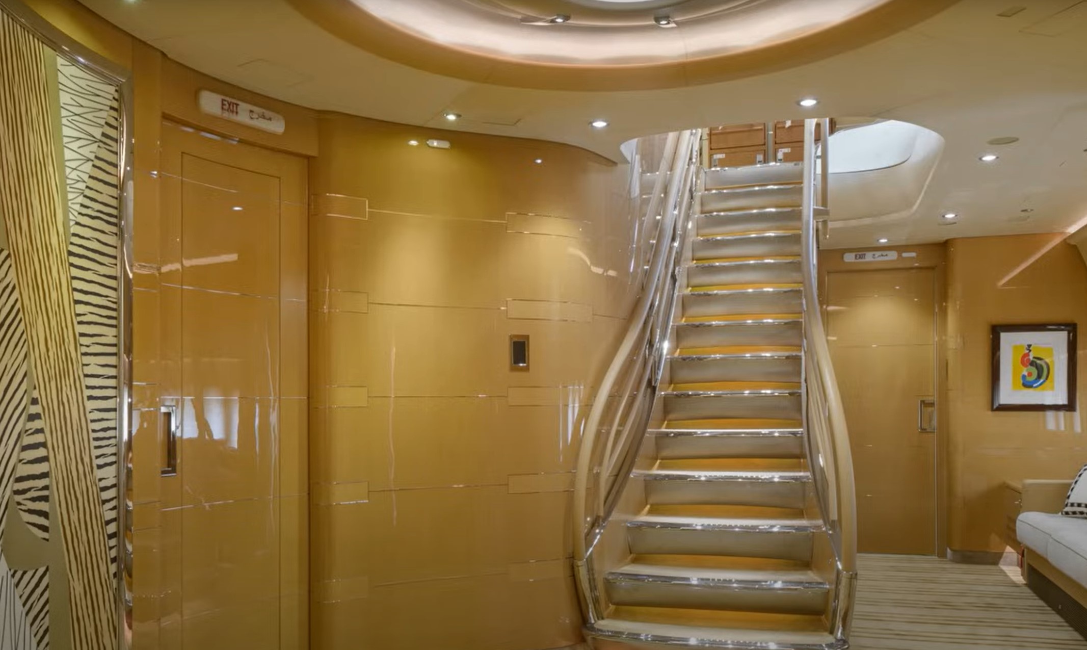 Notranjost "leteče palače", Boeing 747-8, ki ga je Katar podaril Trumpu