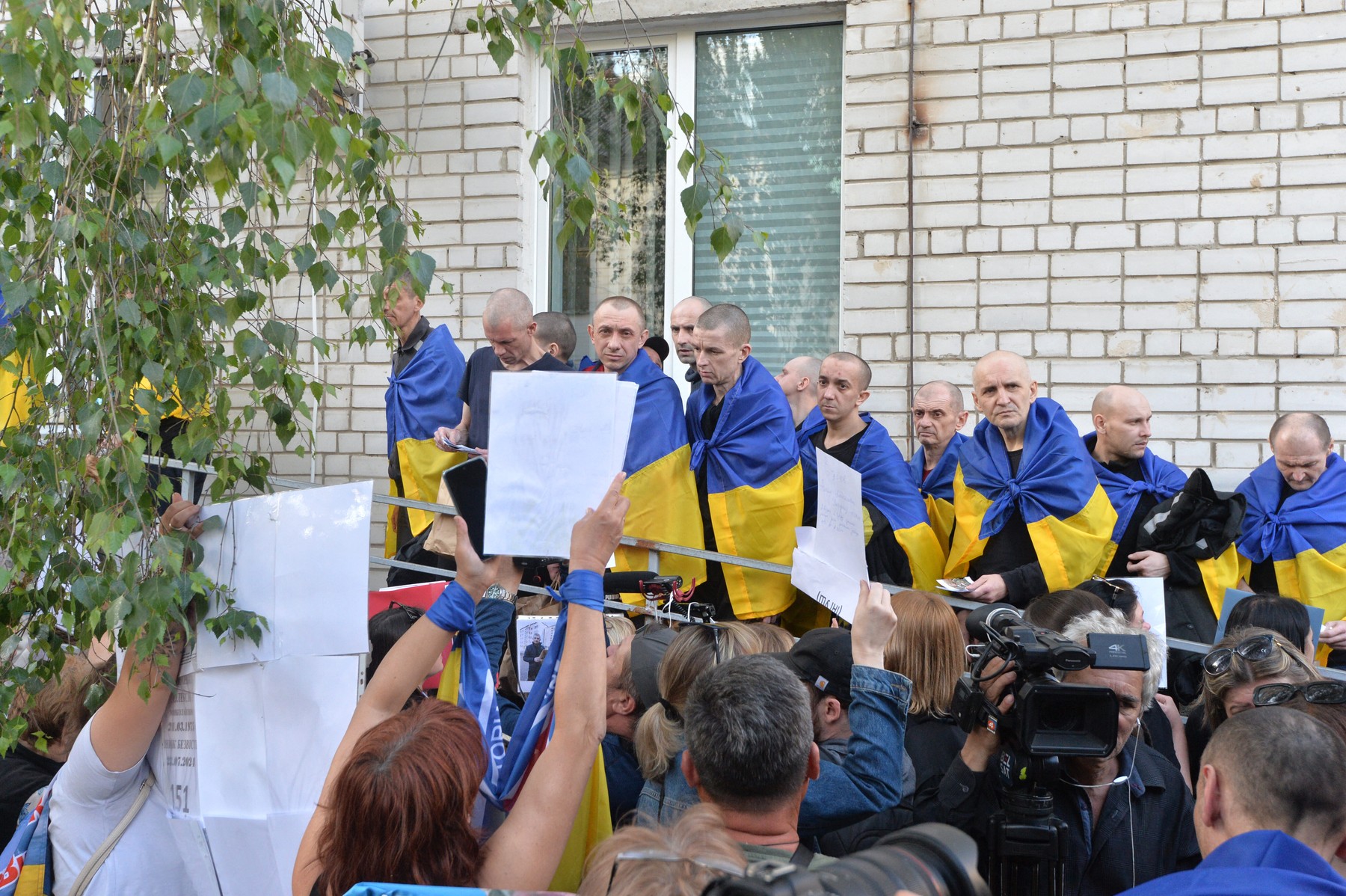 ukrajinski ujetniki ob vrnitvi v kijev