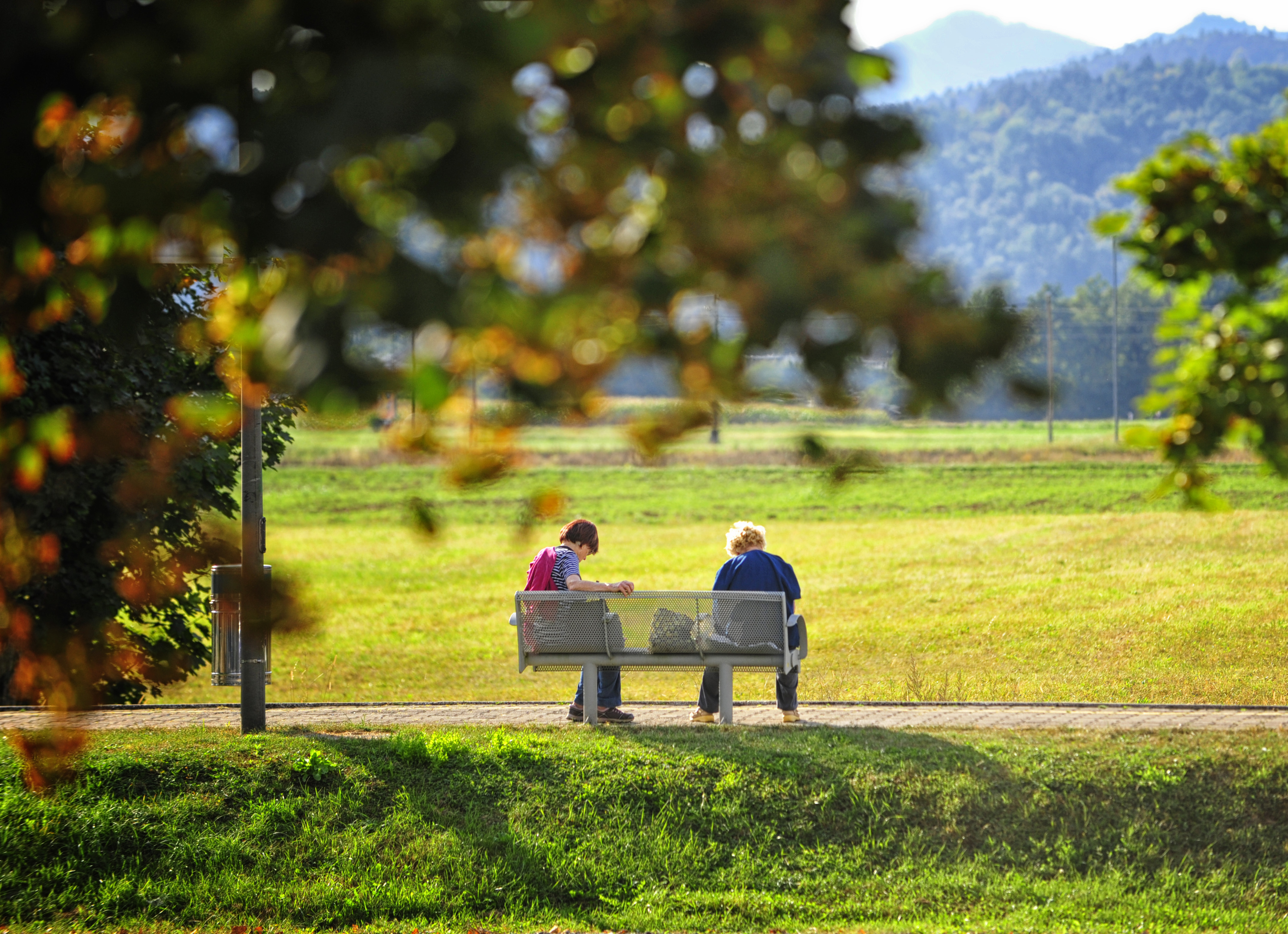 Upokojenka sedi na klopci