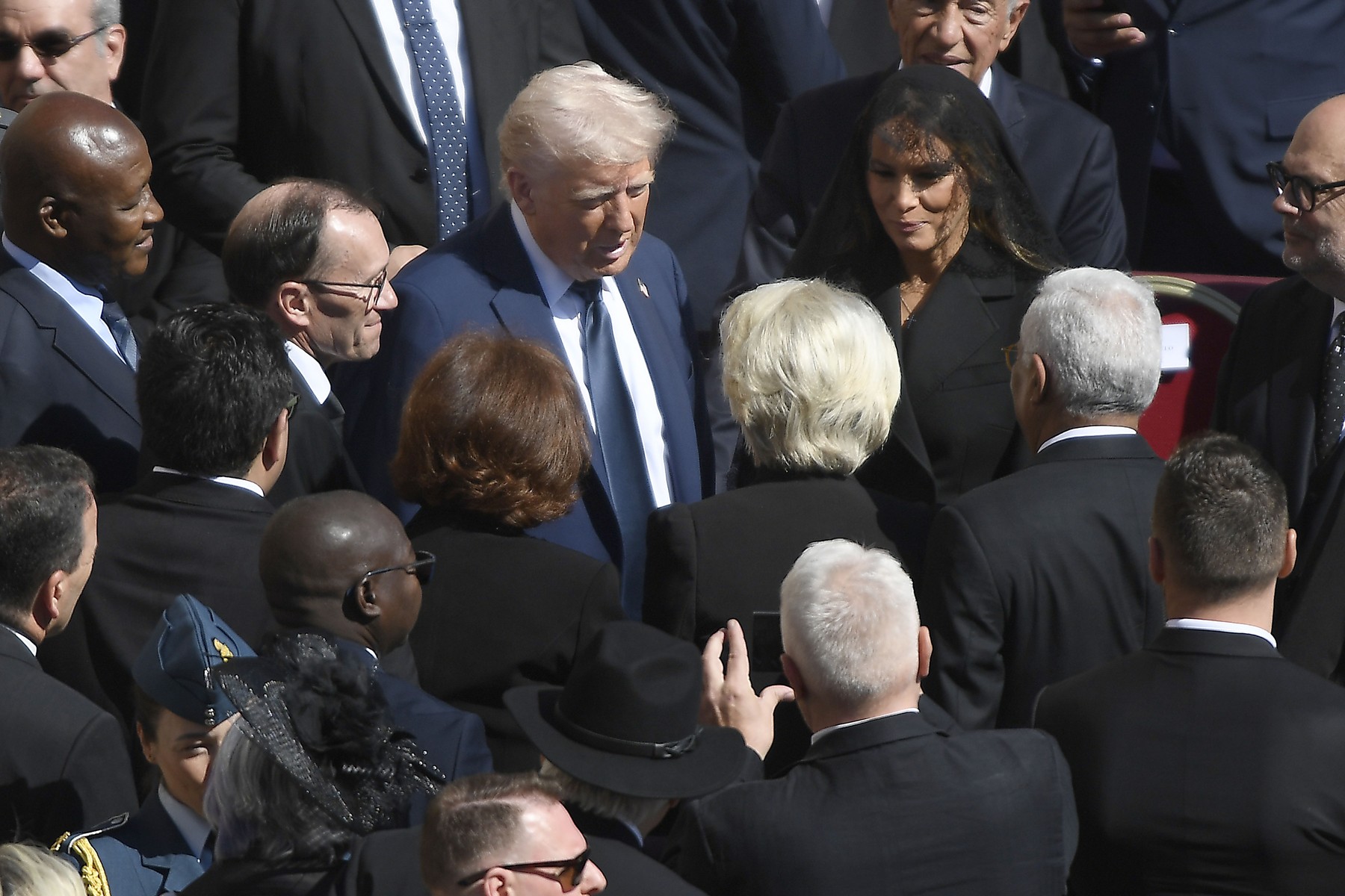 Donald Trump in Ursula von der Leyen sta se srečana na pogrebu papeža Frančiška