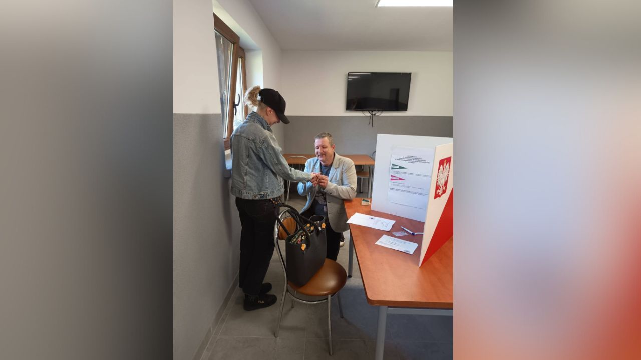 Zaročila sta se na poljskem volišču.