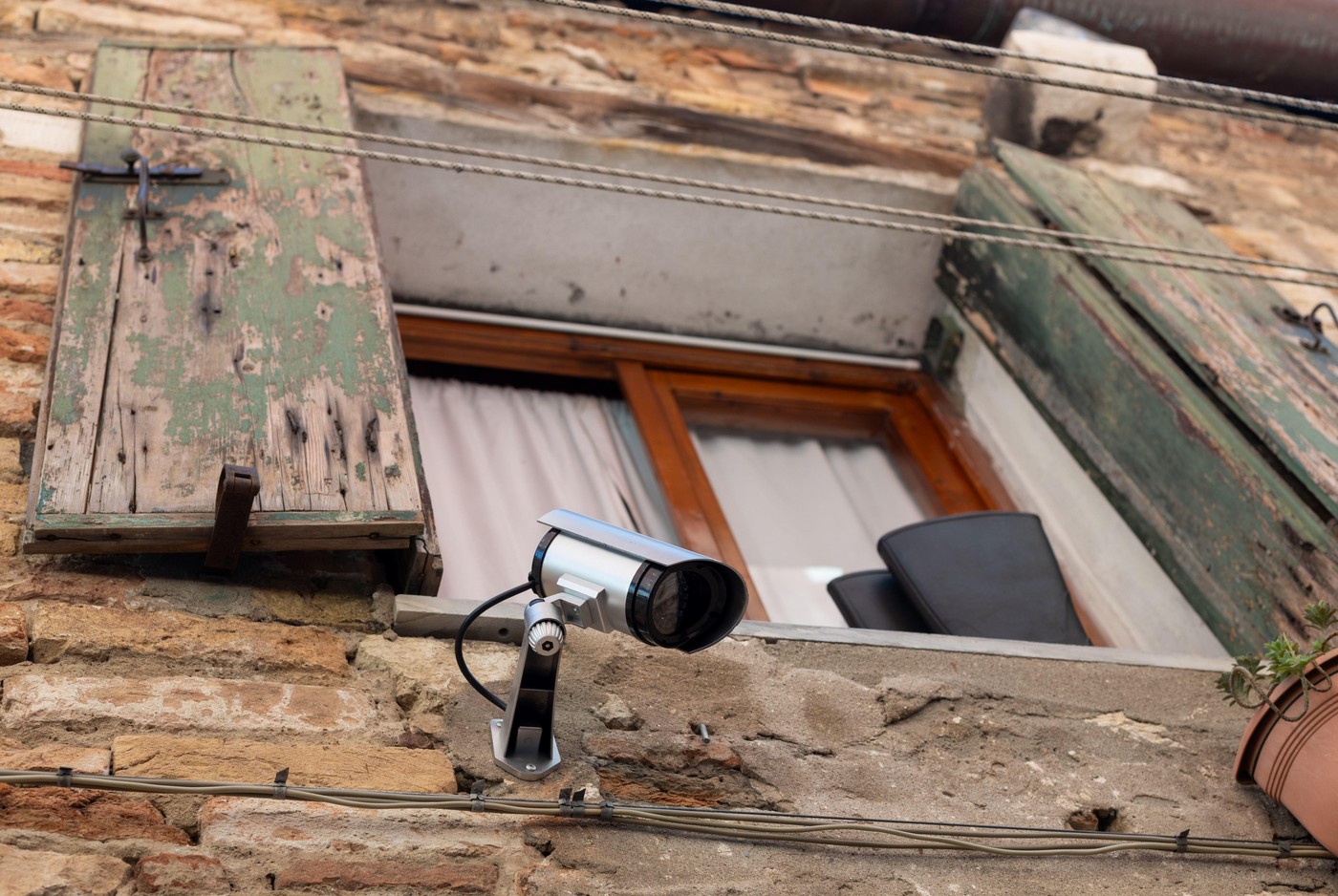varnostna kamera na stari hiši
