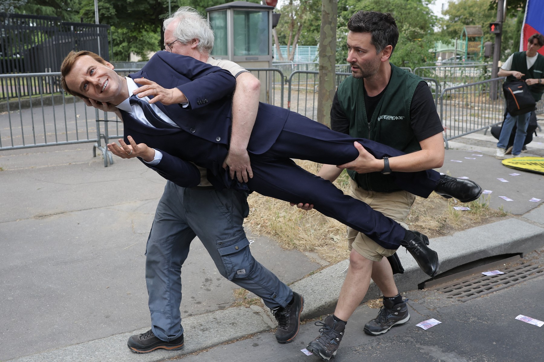 Aktivisti okoljske organizacije Greenpeace so iz pariškega muzeja danes ukradli voščeno lutko francoskega predsednika Emmanuela Macrona.