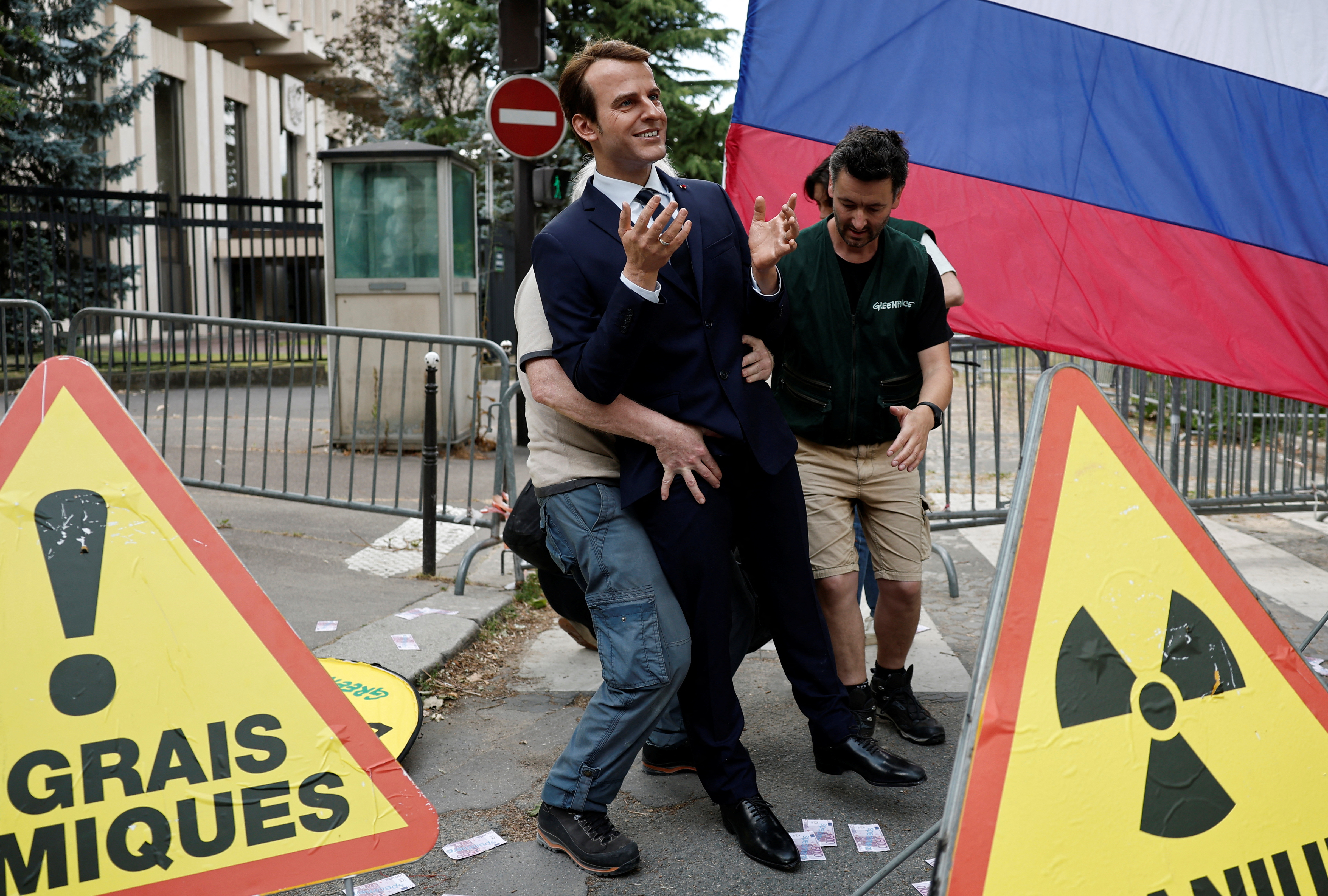Aktivisti okoljske organizacije Greenpeace so iz pariškega muzeja danes ukradli voščeno lutko francoskega predsednika Emmanuela Macrona.