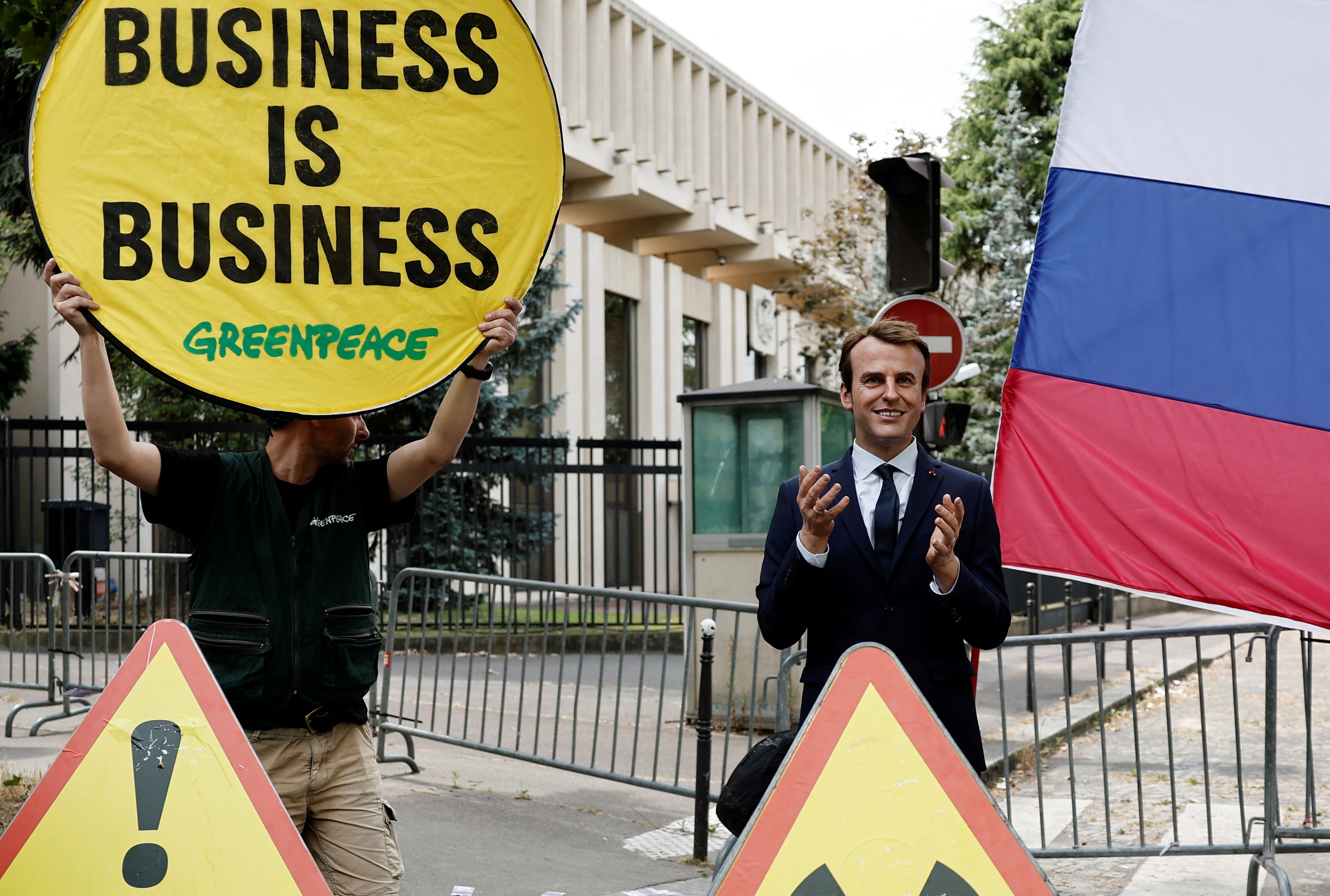 Aktivisti okoljske organizacije Greenpeace so iz pariškega muzeja danes ukradli voščeno lutko francoskega predsednika Emmanuela Macrona.