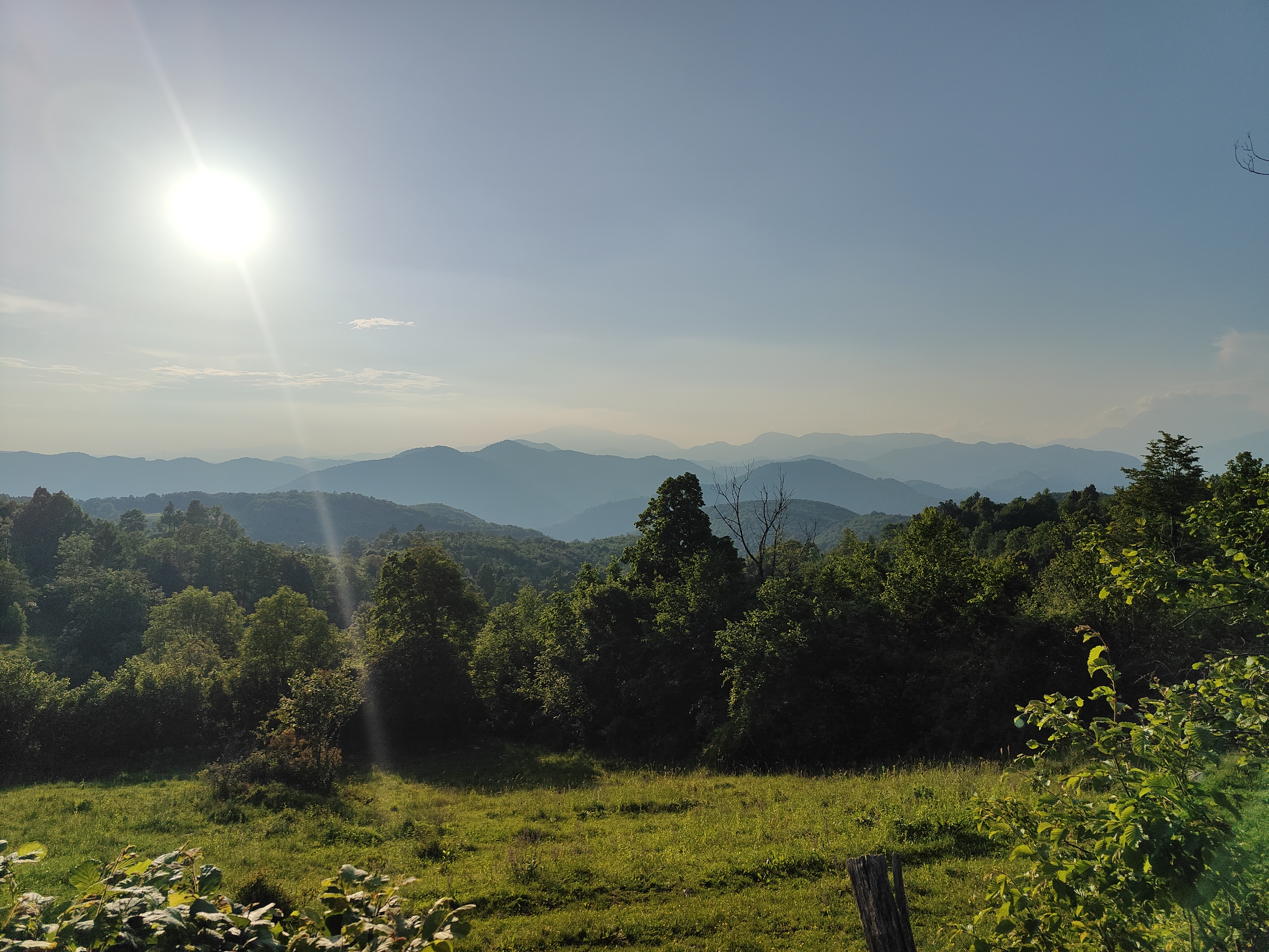 Sončno poletno vreme z rahlo oblačnostjo