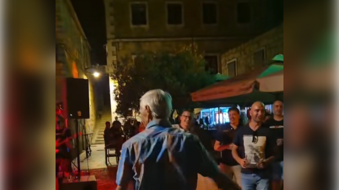83-letni Hrvat pleše na ulici