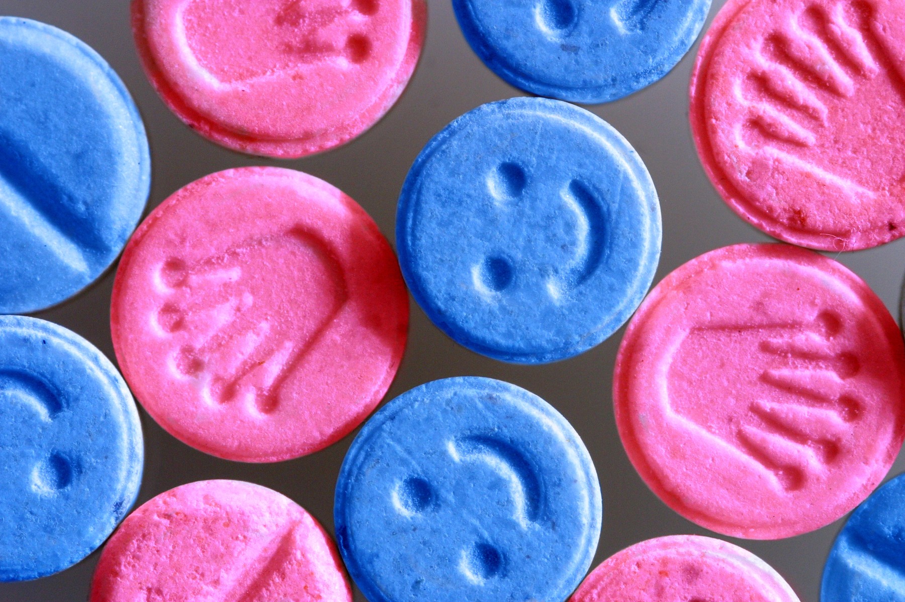 Tablete Ekstazi, ki vsebujejo spojino MDMA in druge primesi