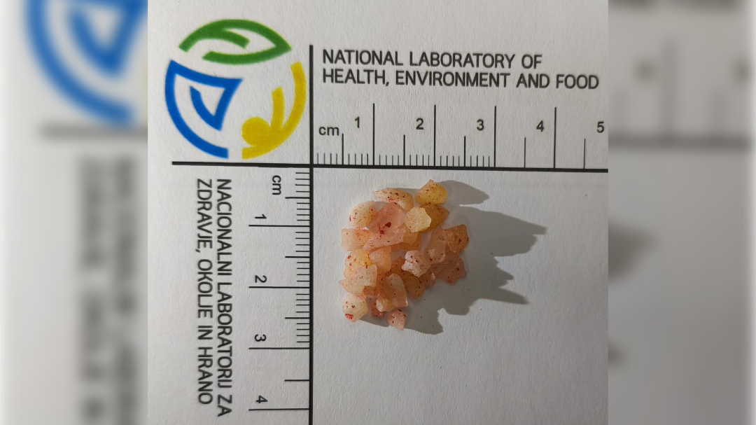 Pokajoči kristali s polsintetičnim kanabinoidom