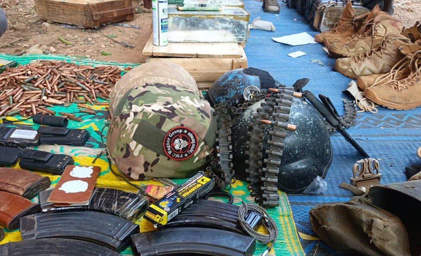 Zasežena čelada z emblemom skupine Wagner