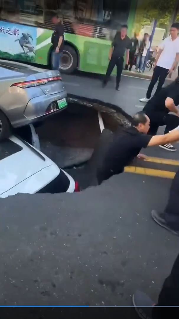 Luknja v cesti na Kitajskem