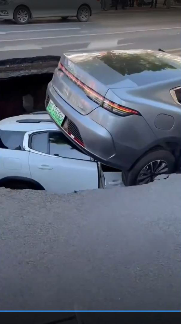 Luknja v cesti na Kitajskem