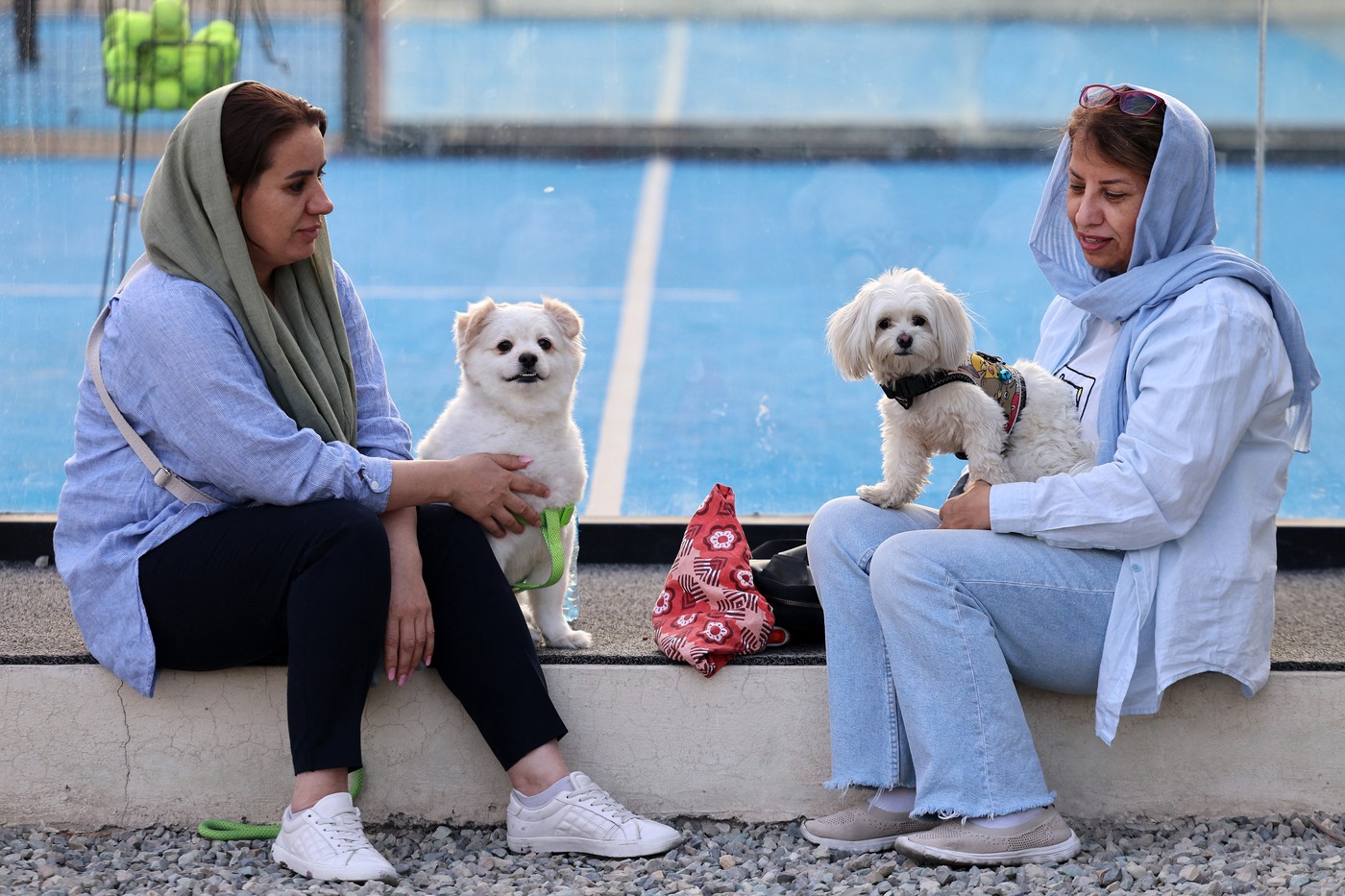 Iranki s hišnima ljubljenčkoma.