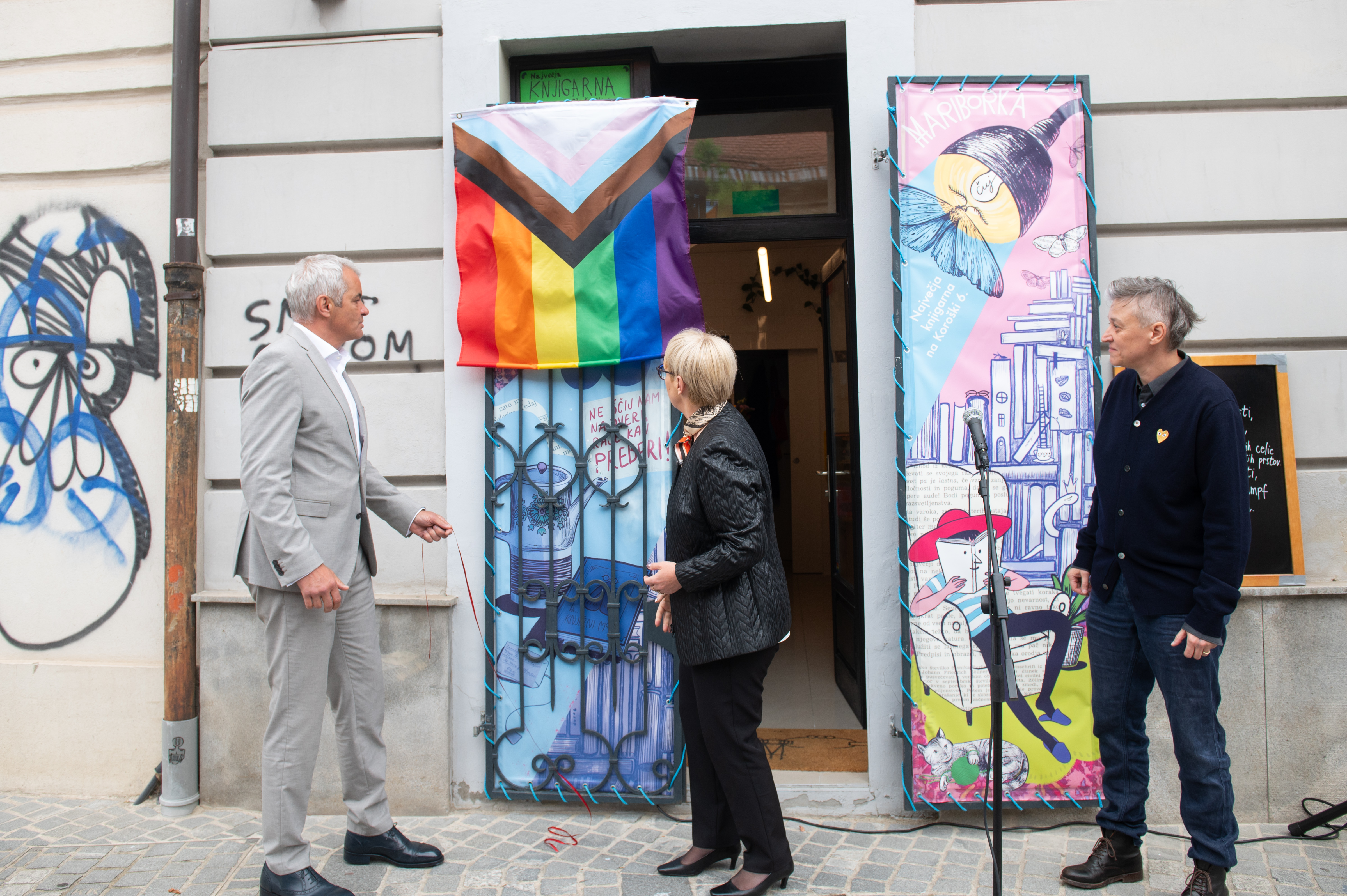 Pirc Musar v Mariboru z dvigom mavrične zastave podprla Mariborko