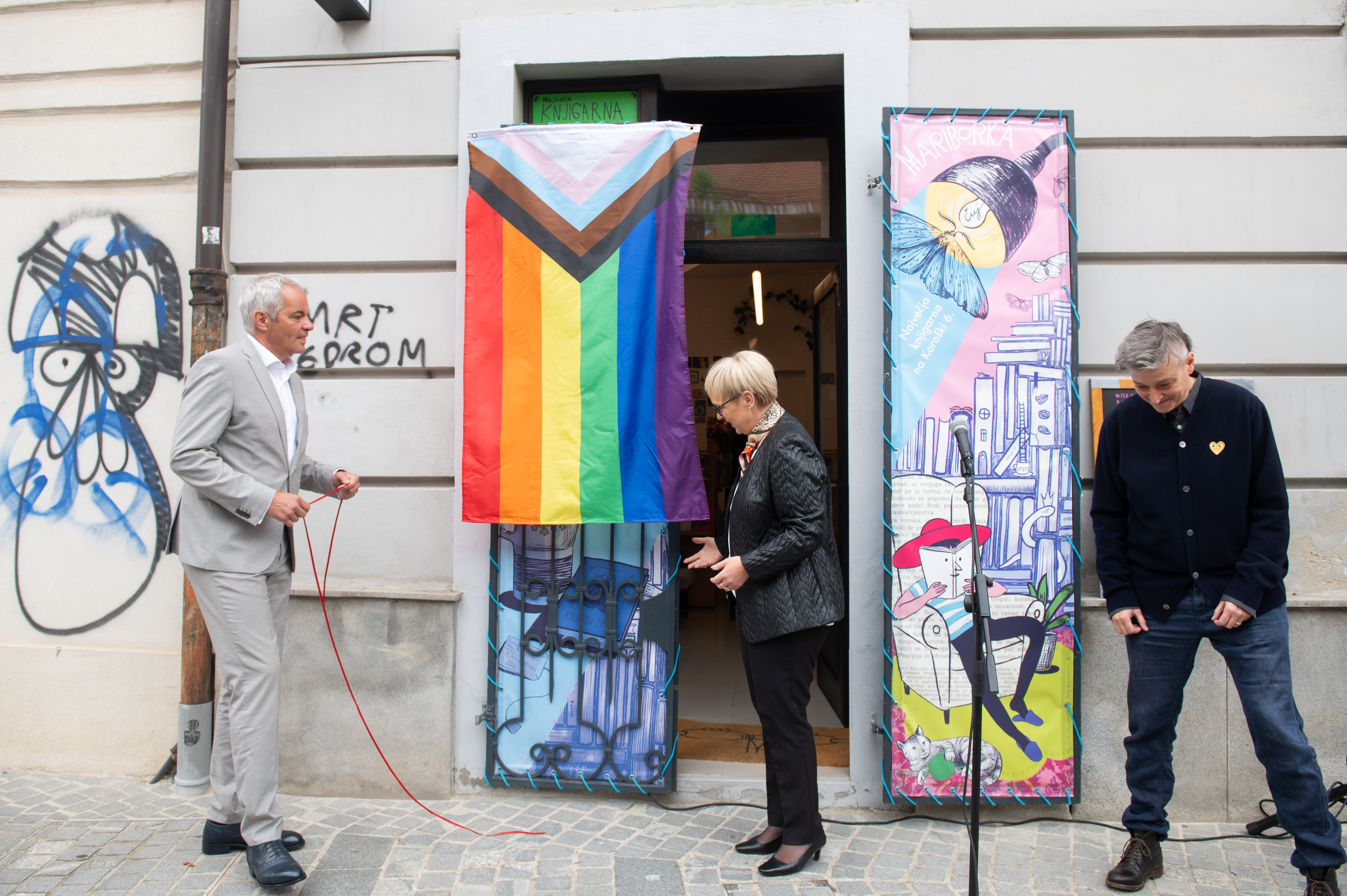 Pirc Musar v Mariboru z dvigom mavrične zastave podprla Mariborko