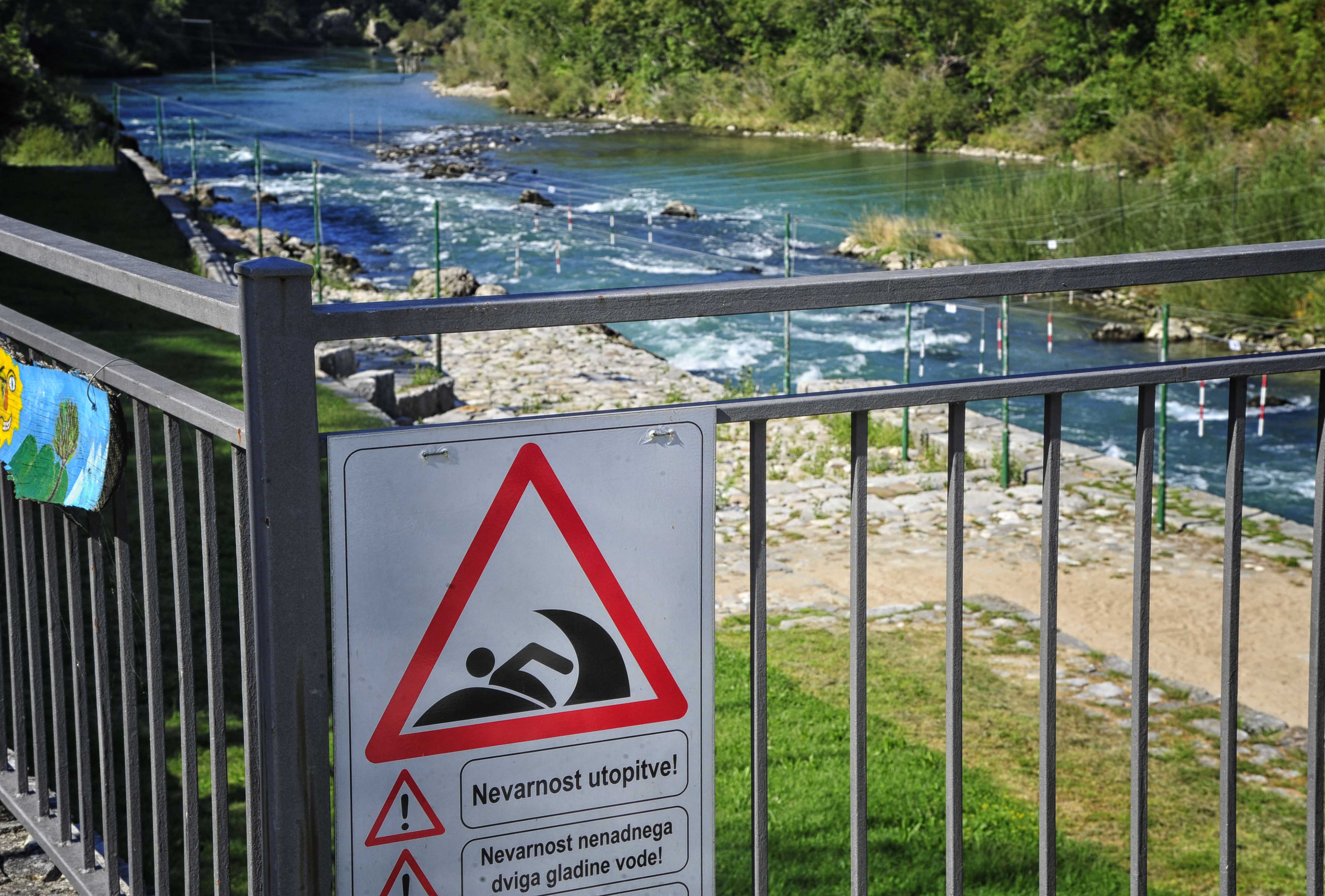 Opozorilni znak pred Kajak centrom v Solkanu