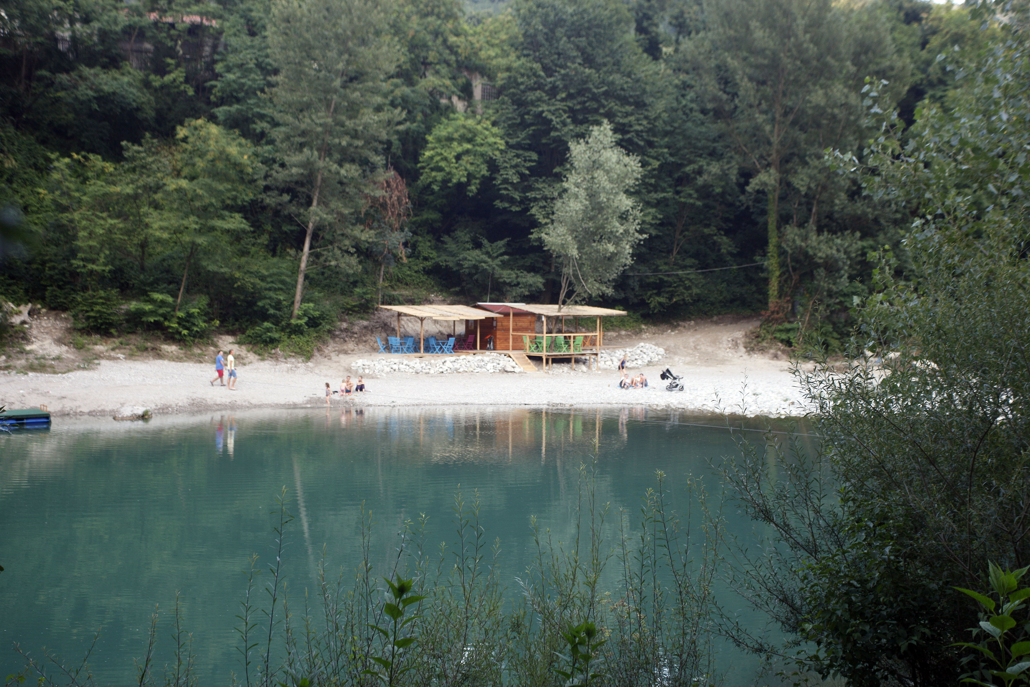 Ljudje se kopajo v Soči