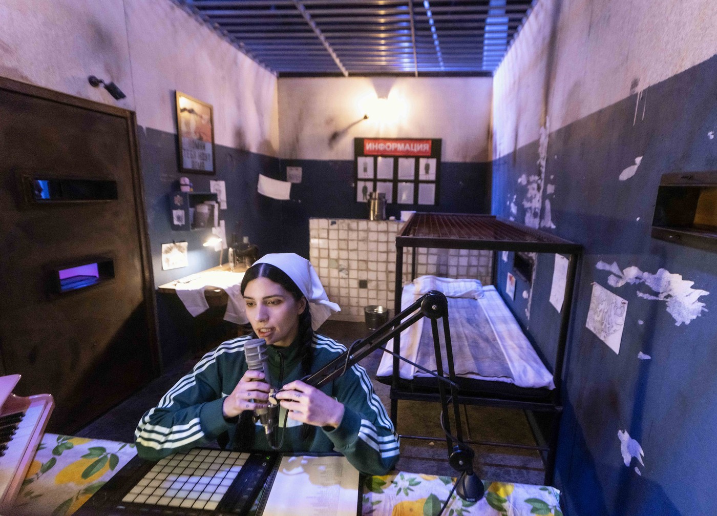 Ruska aktivistka Nadja Tolokonikova s performansom Policijska država.