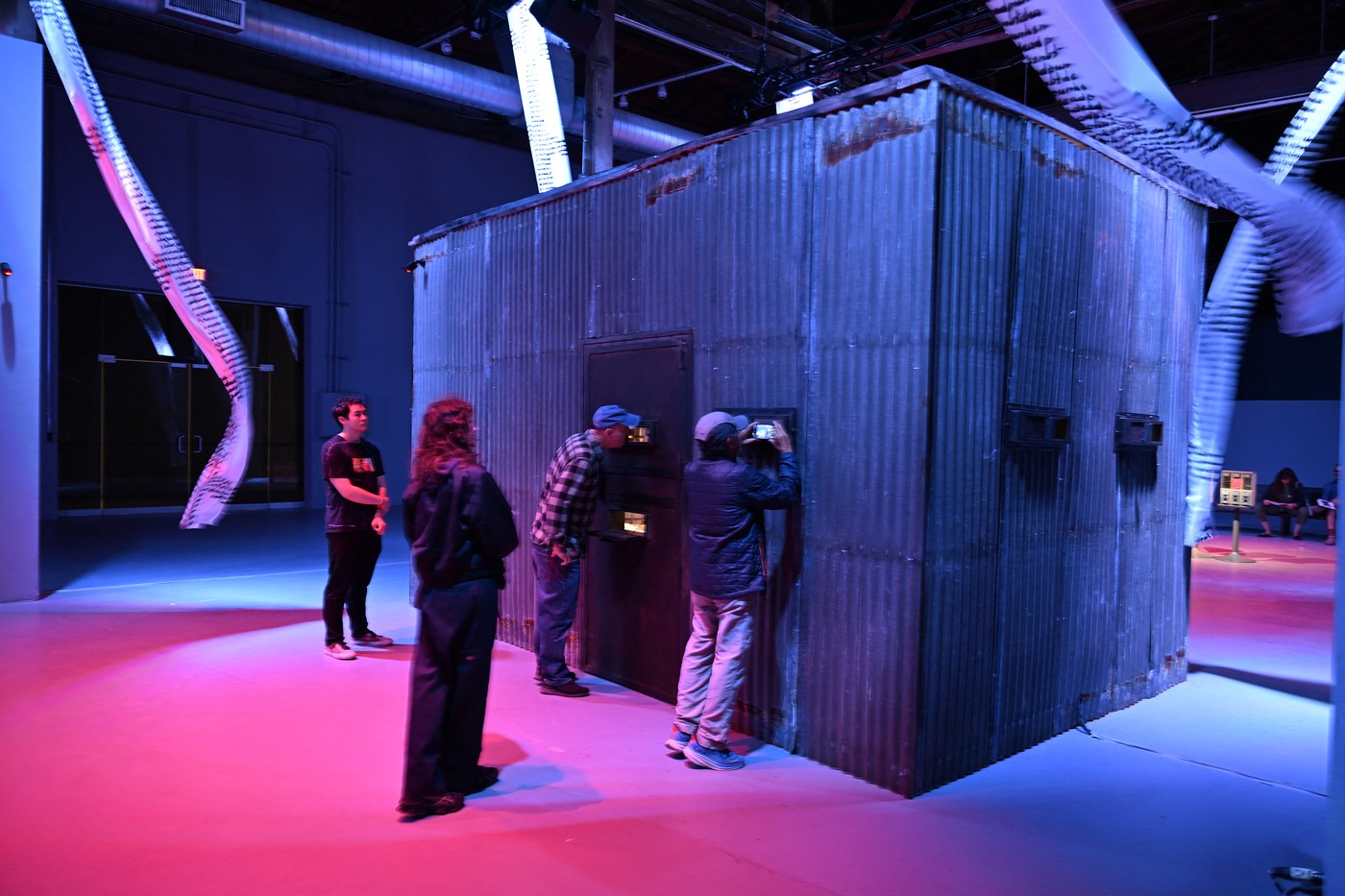 Ruska aktivistka Nadja Tolokonikova s performansom Policijska država.