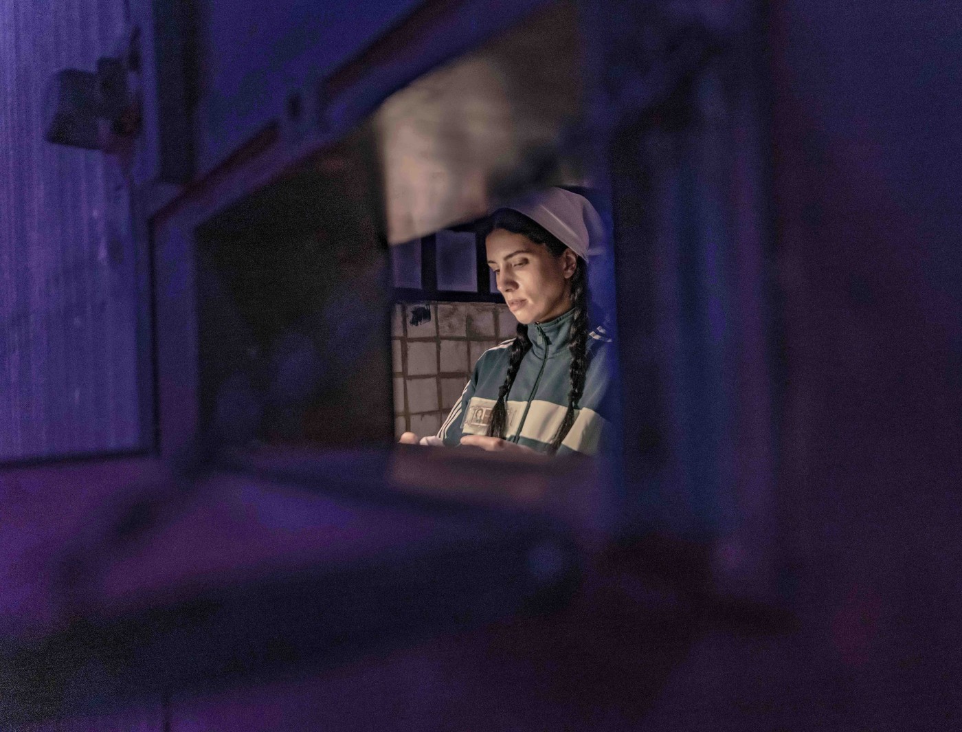 Članico ruske skupine Pussy Riot v Los Angelesu lahko opazujejo skozi rešetke