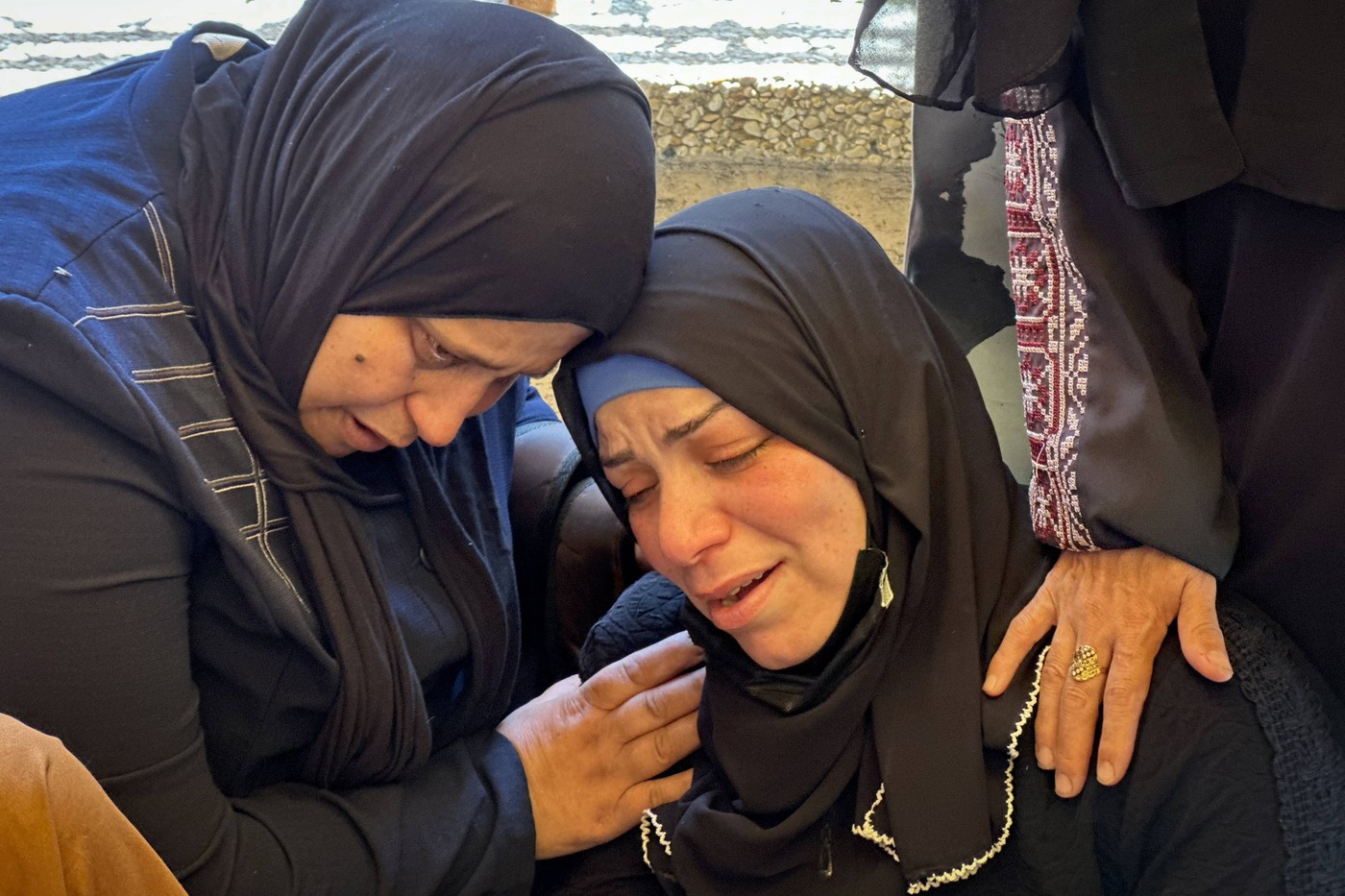 Palestinki objokujeta smrt družinskega člana.