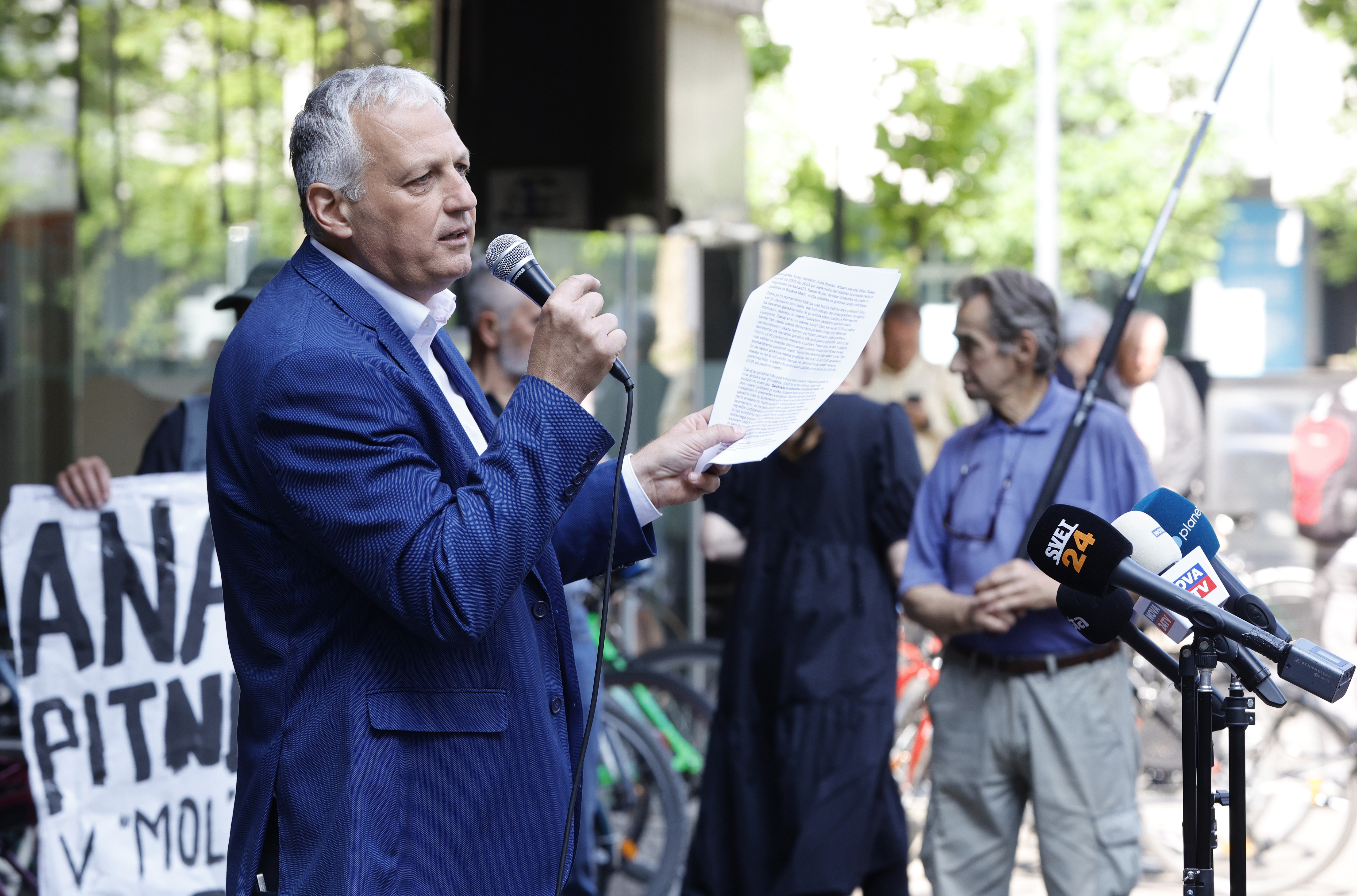 Mestni svetnik liste Glas za otroke in družine Aleš Primc na shodu za zaščito stare Ljubljane