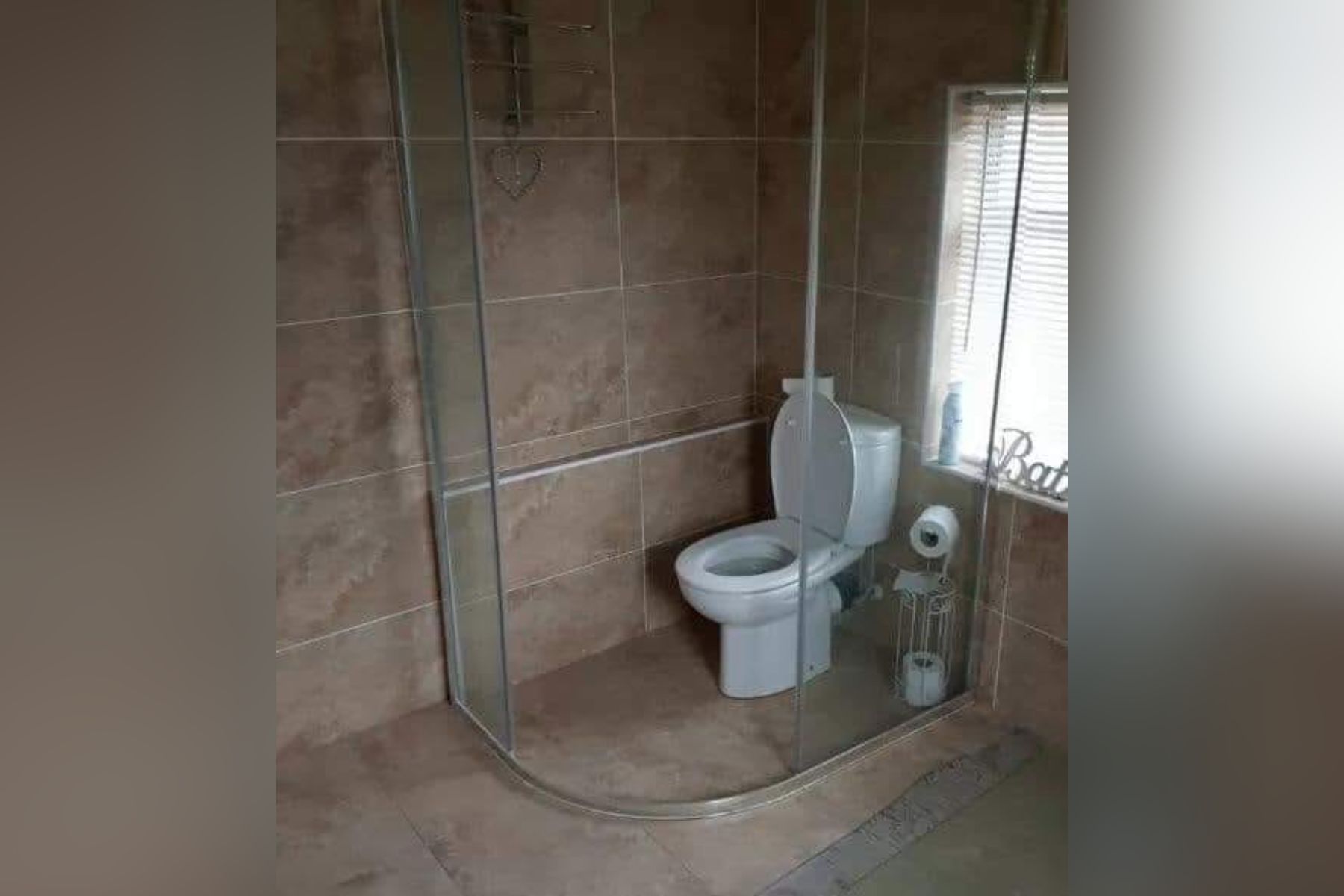 Straniščna školjka v tušu