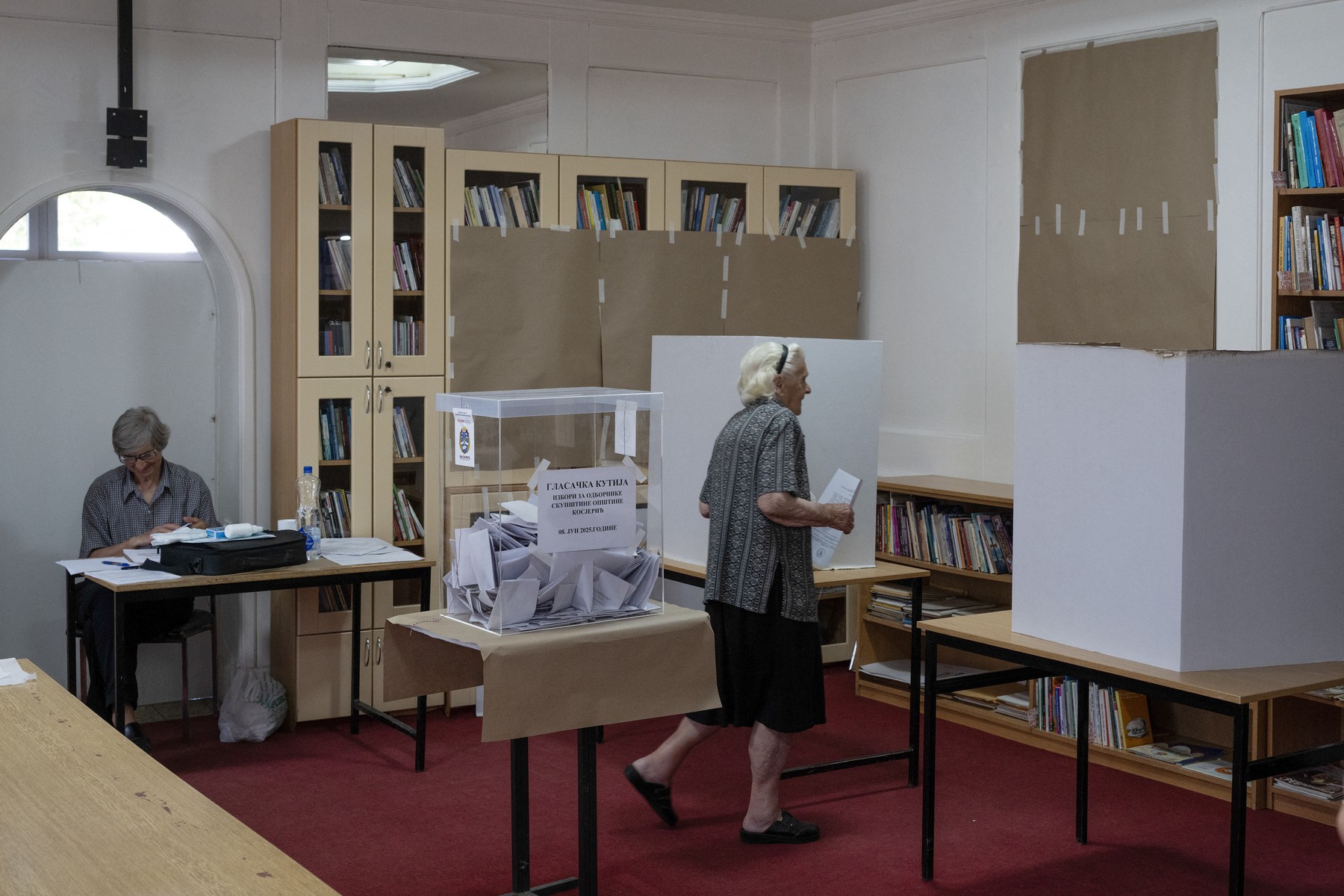 Starejša gospa oddaja svoj glas na volitvah v Kosjeriću