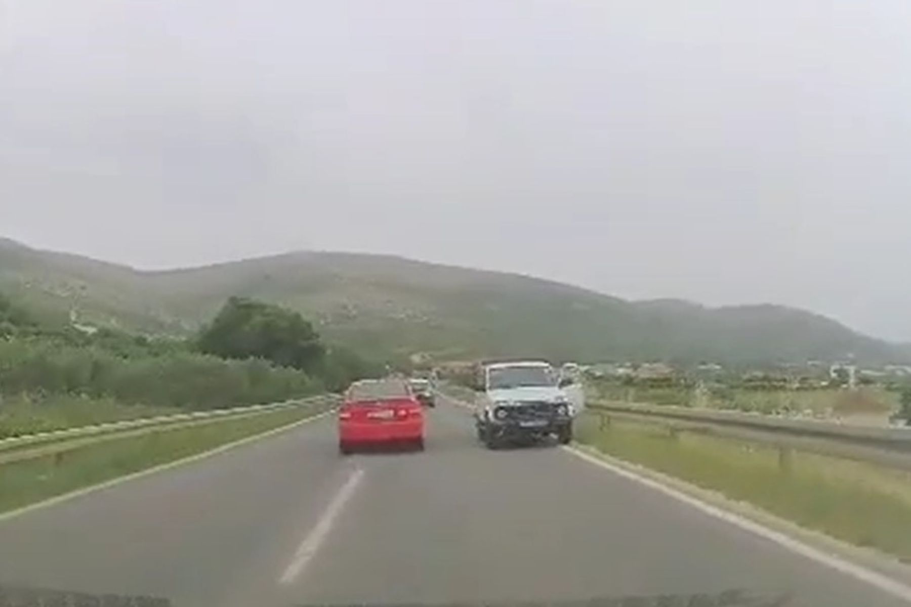 Hrvat je vozil v napačno smer, nato pa parkiral in metal smeti.