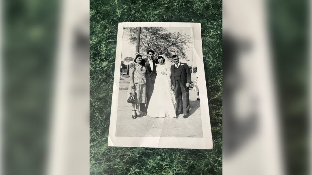 poročna fotografijo, ki je bila najdena v knjigi